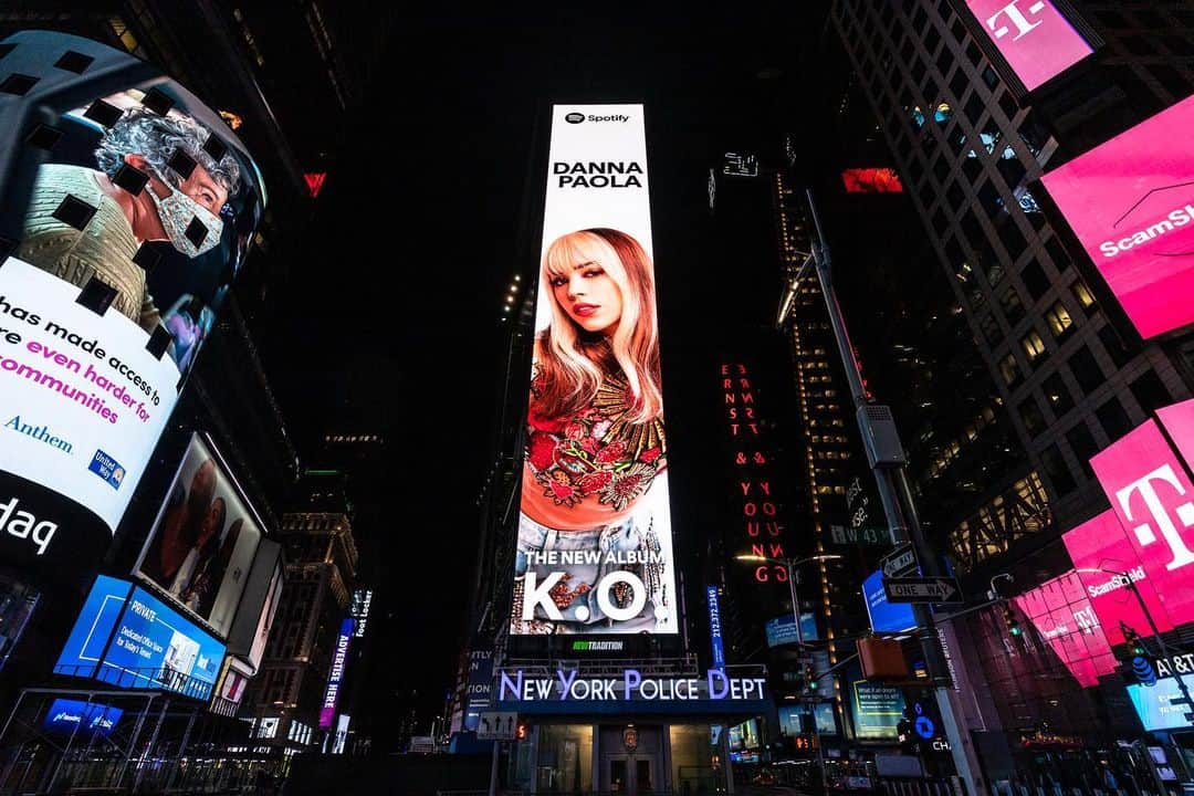 Danna Paolaさんのインスタグラム写真 - (Danna PaolaInstagram)「Un día lo sueñas y de pronto se hace realidad... 🥺 I can’t believe it... TIMES SQUARE!!! 🥺🥺😱😱😱♥️ #KO 🥀🔥 Thank you @spotify ♥️」1月16日 3時20分 - dannapaola