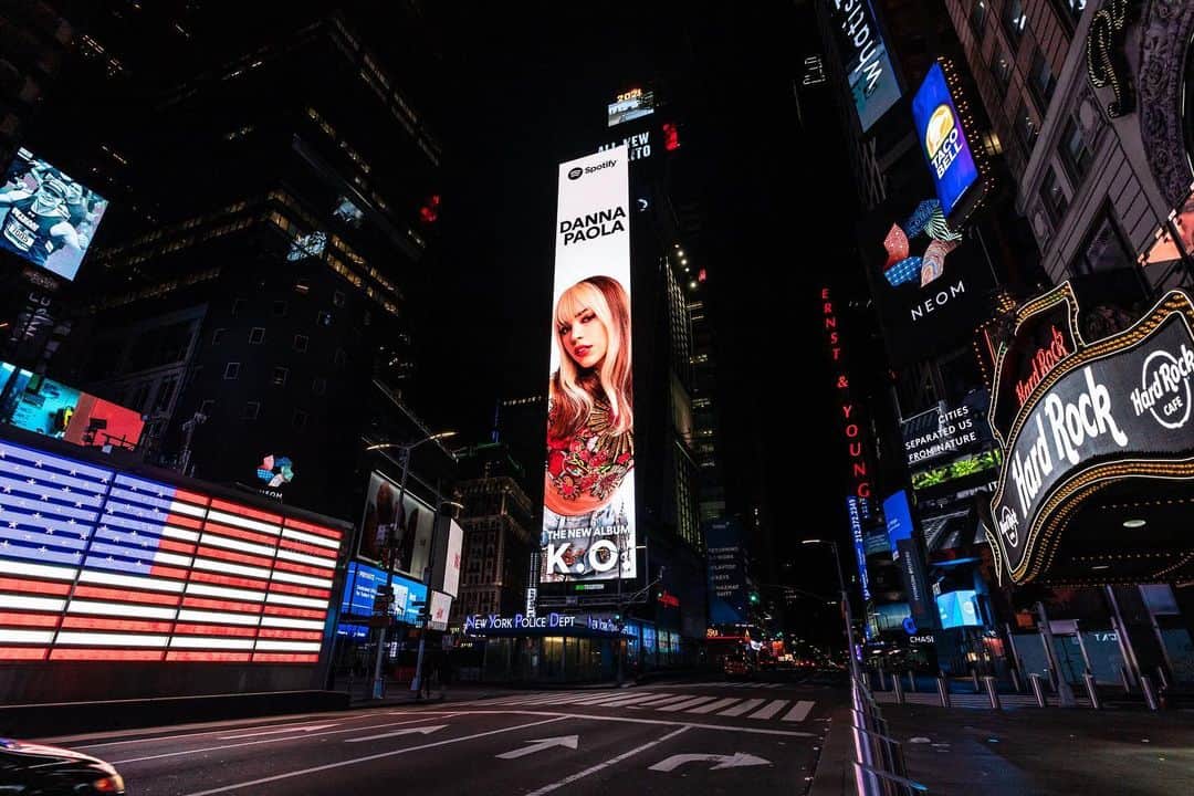 Danna Paolaさんのインスタグラム写真 - (Danna PaolaInstagram)「Un día lo sueñas y de pronto se hace realidad... 🥺 I can’t believe it... TIMES SQUARE!!! 🥺🥺😱😱😱♥️ #KO 🥀🔥 Thank you @spotify ♥️」1月16日 3時20分 - dannapaola