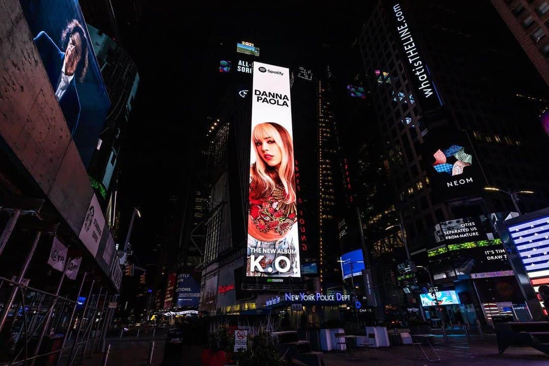 Danna Paolaさんのインスタグラム写真 - (Danna PaolaInstagram)「Un día lo sueñas y de pronto se hace realidad... 🥺 I can’t believe it... TIMES SQUARE!!! 🥺🥺😱😱😱♥️ #KO 🥀🔥 Thank you @spotify ♥️」1月16日 3時20分 - dannapaola