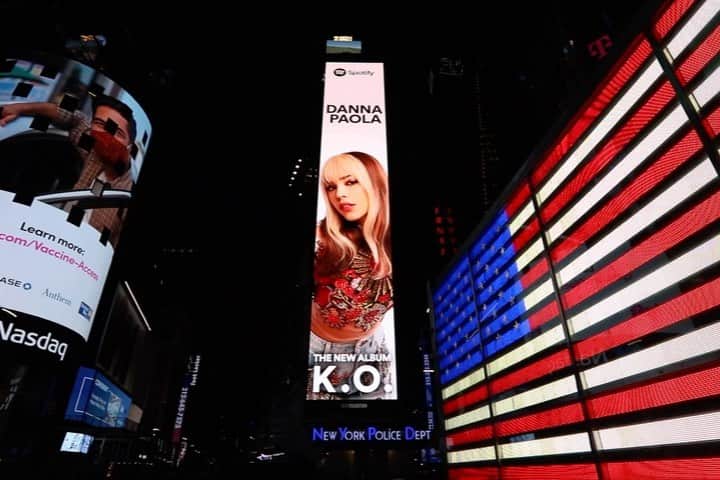 Danna Paolaのインスタグラム：「Un día lo sueñas y de pronto se hace realidad... 🥺 I can’t believe it... TIMES SQUARE!!! 🥺🥺😱😱😱♥️ #KO 🥀🔥 Thank you @spotify ♥️」