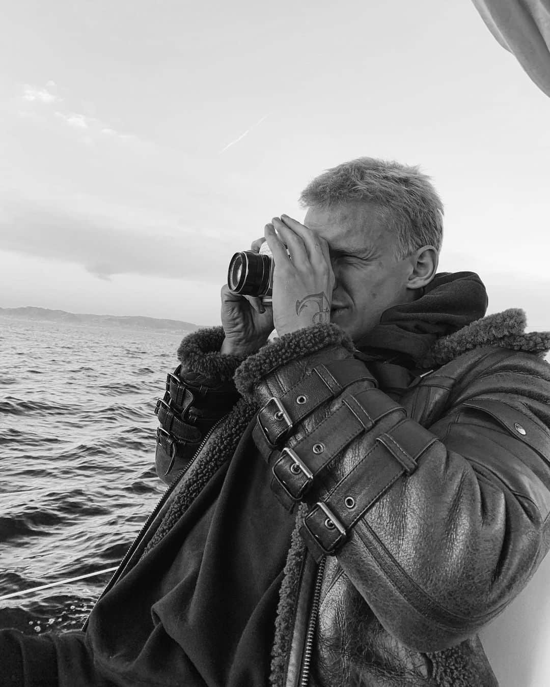 コーディー・シンプソンのインスタグラム：「Man has never discovered new islands in previously charted waters!」