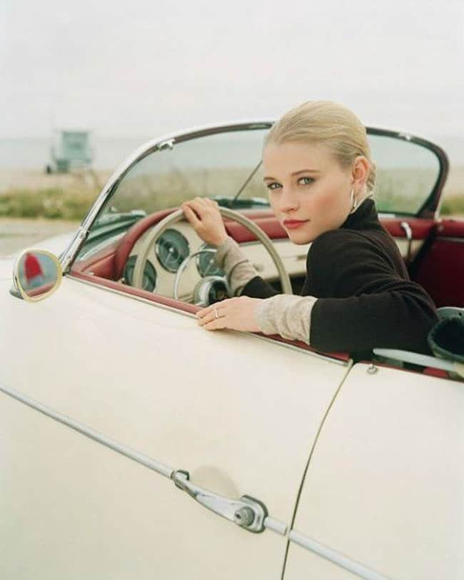 エミリー・デ・レイヴィンのインスタグラム：「Just chilling in my car. What you doing? 😉 @voguemagazine I can always count on you for a beyond classy & beautiful shoot! Missing the days of fun, fancy photo shoots Pre covid. This is one of my favs from a while back.😍❤️💋 #fbf #vogue #porsche」