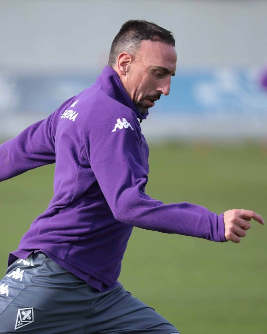 ACFフィオレンティーナさんのインスタグラム写真 - (ACFフィオレンティーナInstagram)「@franckribery7 in training 💪  #ForzaViola 💜 #Fiorentina #ACFFiorentina #FranckRibery #Ribery」1月16日 3時45分 - acffiorentina