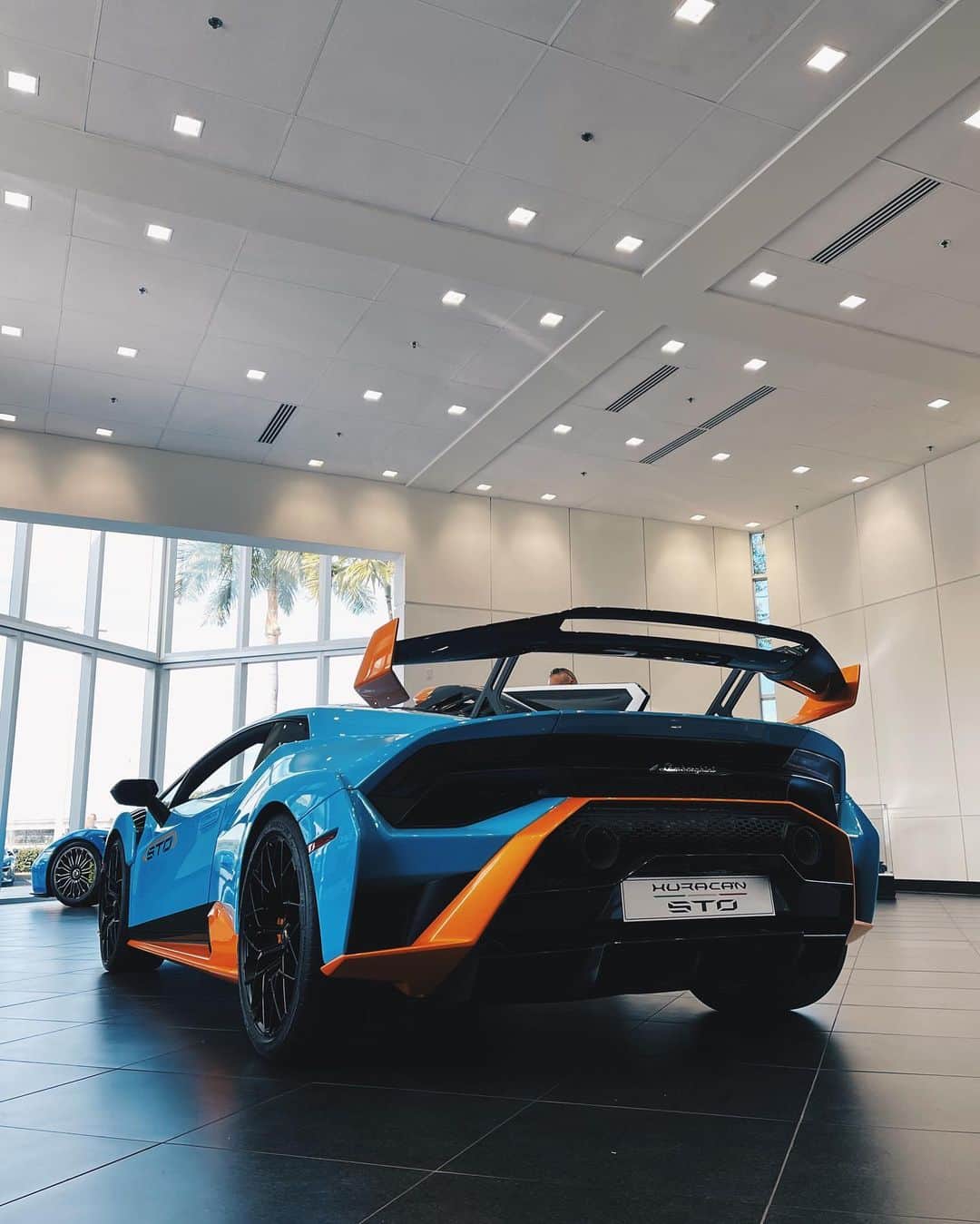 CARLiFESTYLEさんのインスタグラム写真 - (CARLiFESTYLEInstagram)「Got to check out the NEW 2021 Lamborghini Huracan STO thanks to @lamborghinibroward 🙏🏽 What do you guys think? #carlifestyle #HuracanSTO」1月16日 3時37分 - carlifestyle