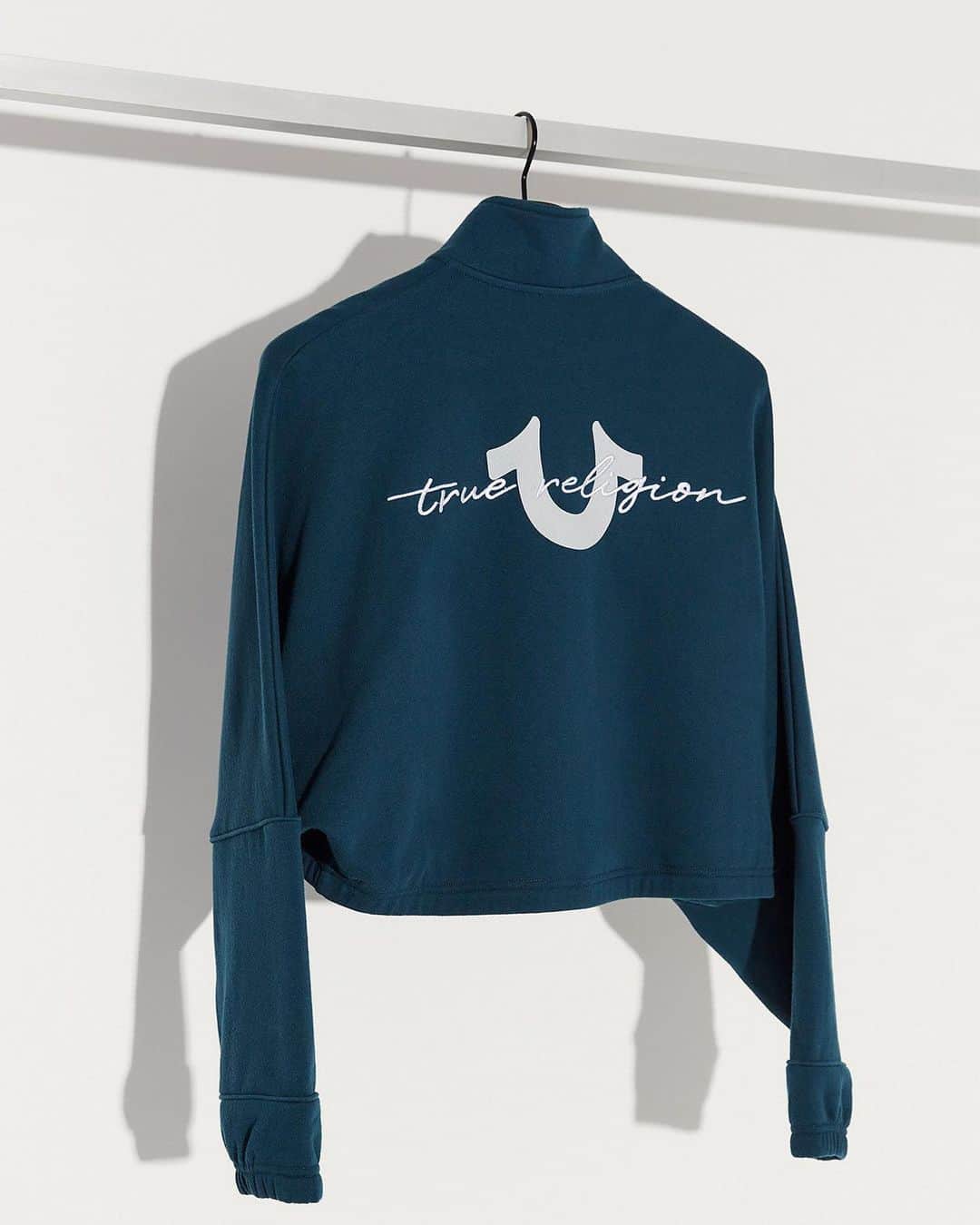 のインスタグラム：「The Mock Crop Zip Sweatshirt l Tag someone who needs this! #MYRLGN」