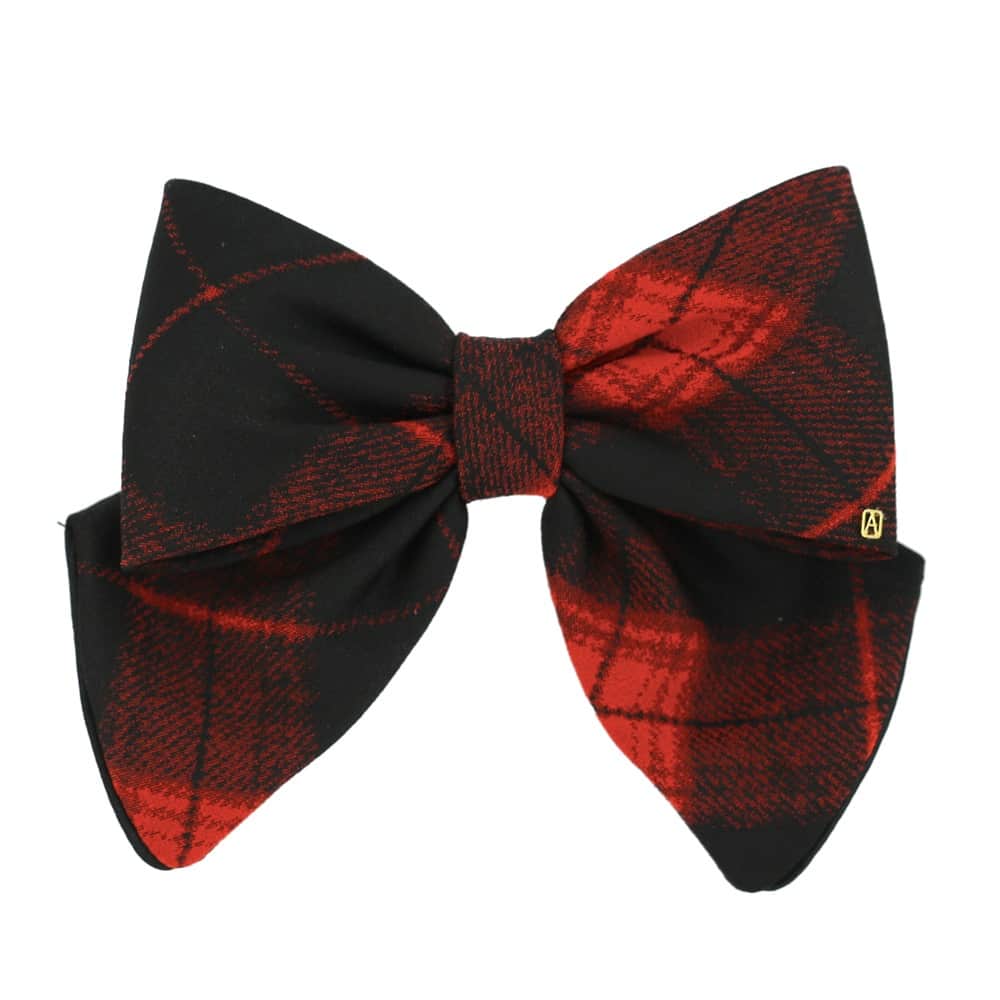 のインスタグラム：「Os laços de Alexandre de Paris são apaixonantes! A estampa do laço Femme Liberee é um clássico xadrez em tons de preto e vermelho. Para mulheres de um estilo único e exclusivo 😍 Disponível em nossas lojas @cidadejardimshopping @cjshops   #acessorio #alexandredeparis #laço #laçodecabelo #cabelo #fashion #fiveladeluxo  #hair #hairstyle #handmade #lifestyle #look #luxo #madeinfrance #moda #paris #penteado #estilo」