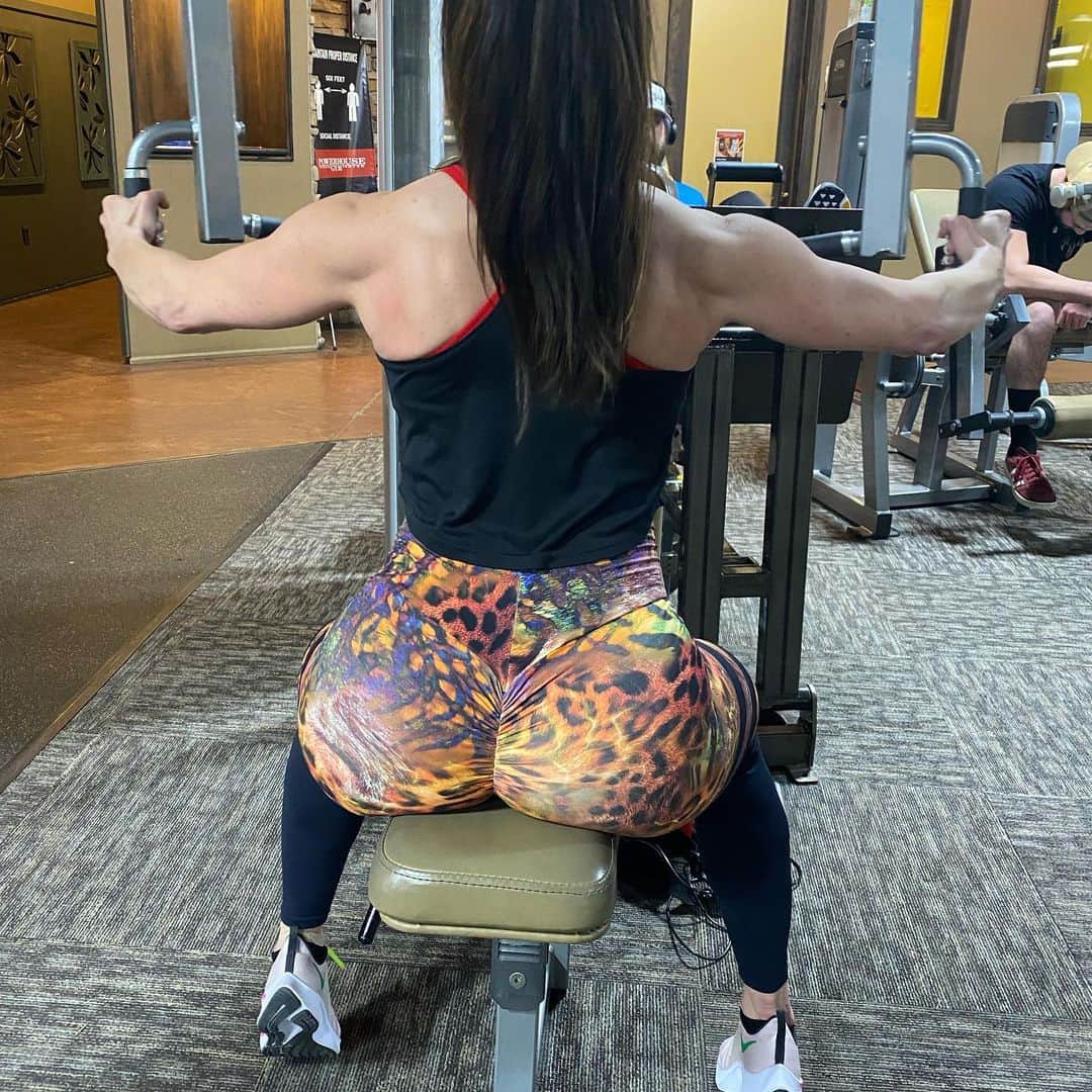 Kendra Lustさんのインスタグラム写真 - (Kendra LustInstagram)「Does this count for #FlashbackFriday 💪🏻 #backworkout #girlsthatlift #sexy #workoutleggings from @irisfitnessonline use code Kendra10 for discount.」1月16日 3時40分 - kendralust