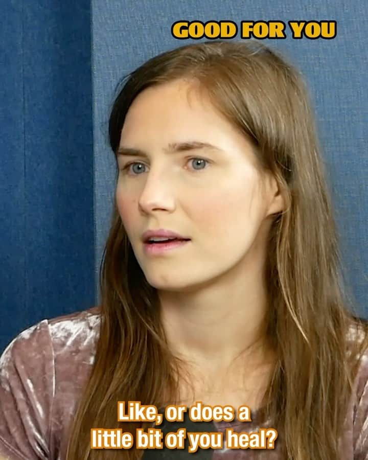 ウィットニー・カミングスのインスタグラム：「The YouTube of Part 1 with @amamaknox is UP and I try really hard not to make knife jokes. Not to toot my own horn here but it would be very weird to miss this episode🤯」