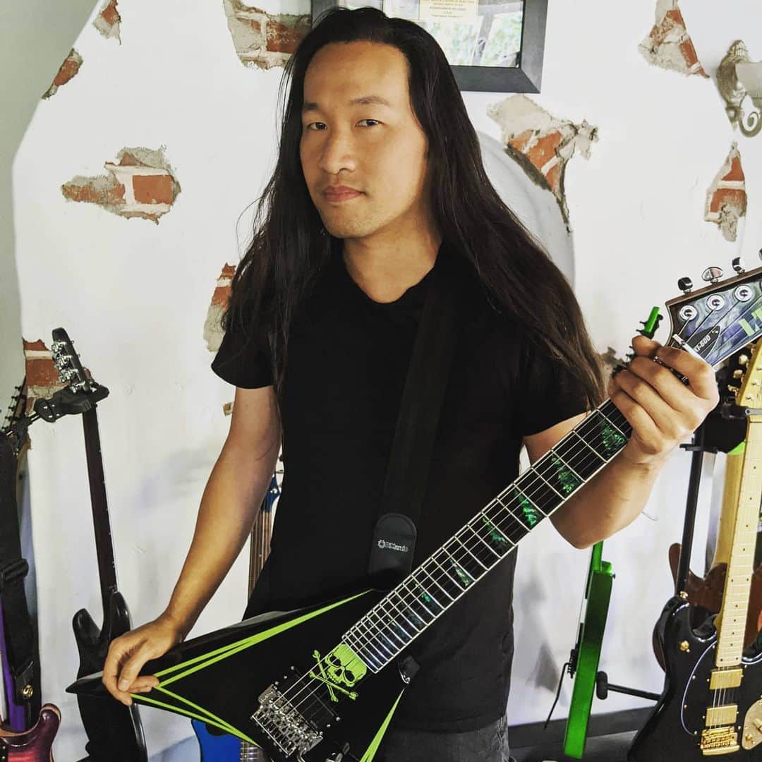 ハーマン・リさんのインスタグラム写真 - (ハーマン・リInstagram)「Mom taking a picture of me before going out to do my first gig. Setlist: Enter Sandman, Bed of Razors, Tornado of Souls, Cemetery Gates. What did you play for your first gig?  BTW, worldwide @wearefocusrite giveaway on my @twitch today. Starts 1pm PT / 4pm ET / 9pm UK.  #Dragonforce #hermanli #alexilaiho #espguitars」1月16日 3時49分 - hermanli
