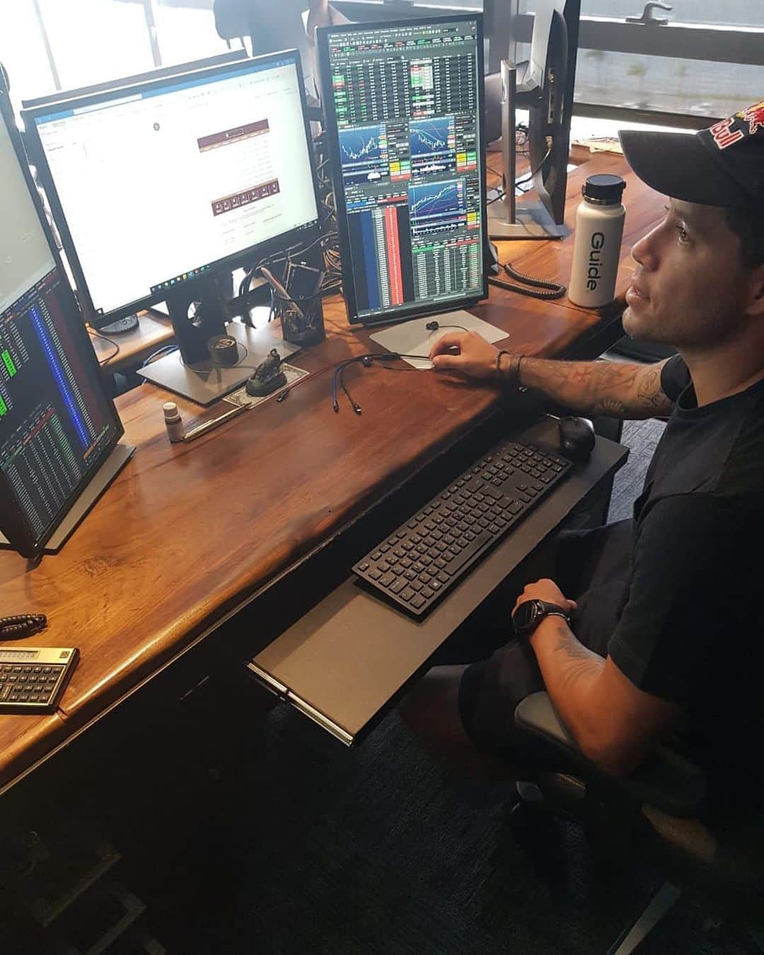 のインスタグラム：「Valeu pessoal da @checkinvest @guideinvestimentos é muito bom cuidar do seu patrimônio, eu recomendo a @guideinvestimentos pelo simples fator, na Guide eu tenho um #guiafinanceiro 📈💰 #soutrader 🤣」