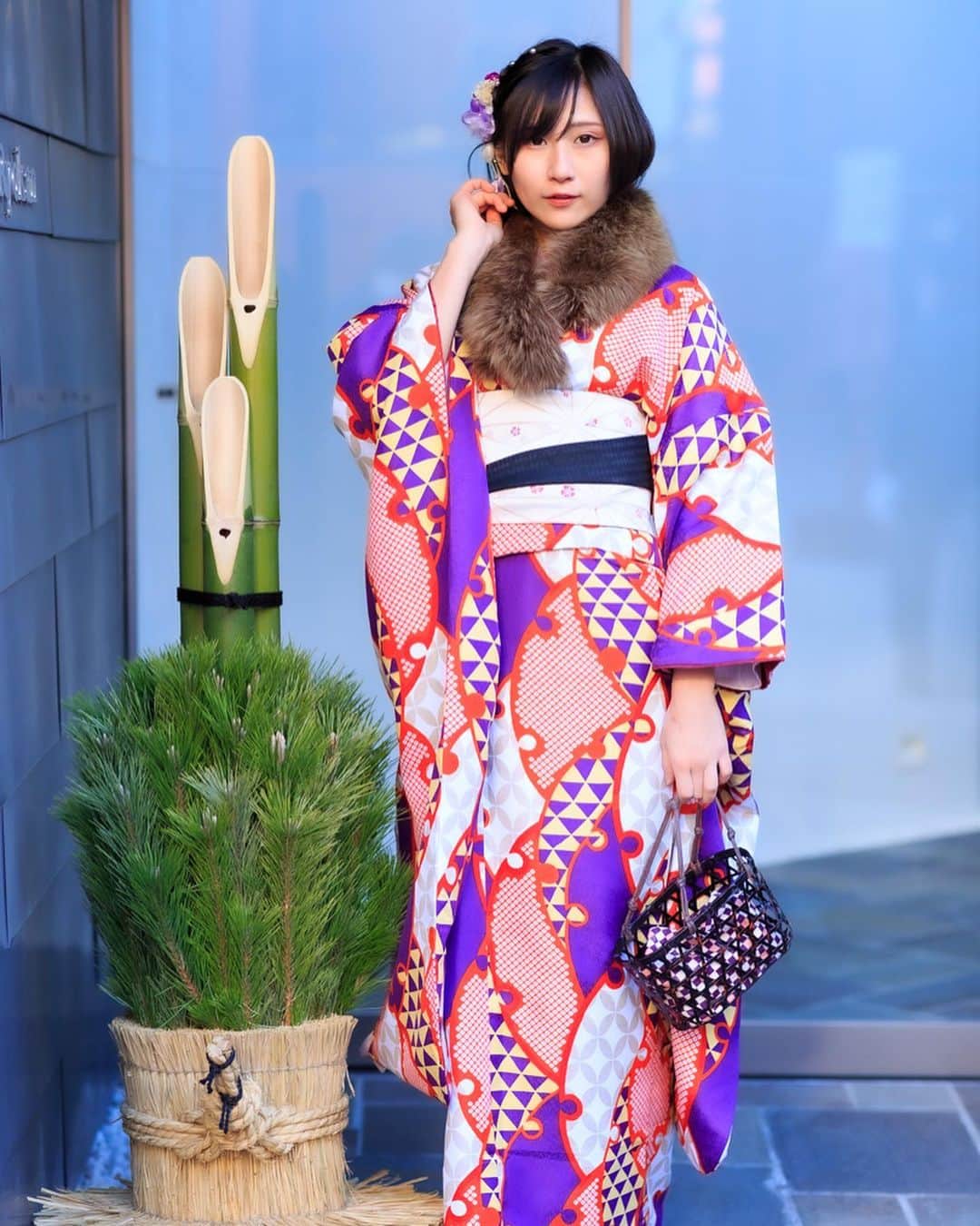 美東澪のインスタグラム：「インスタではそういえばなのですが、あけましておめでとうございます。 今年もよろしくお願いします。  #グラビア #グラドル #グラビアアイドル #model  #cosplayer  #ショートカット #ショート女子 #振袖 #和服 #新成人 (嘘)」
