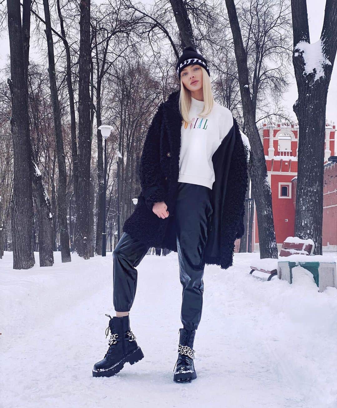 Alena Shishkovaさんのインスタグラム写真 - (Alena ShishkovaInstagram)「Белый снег, морозный воздух и румянец на щеках - СКАЗКА! 🥰❄️   Total: @prettylittlething」1月16日 4時03分 - missalena.92