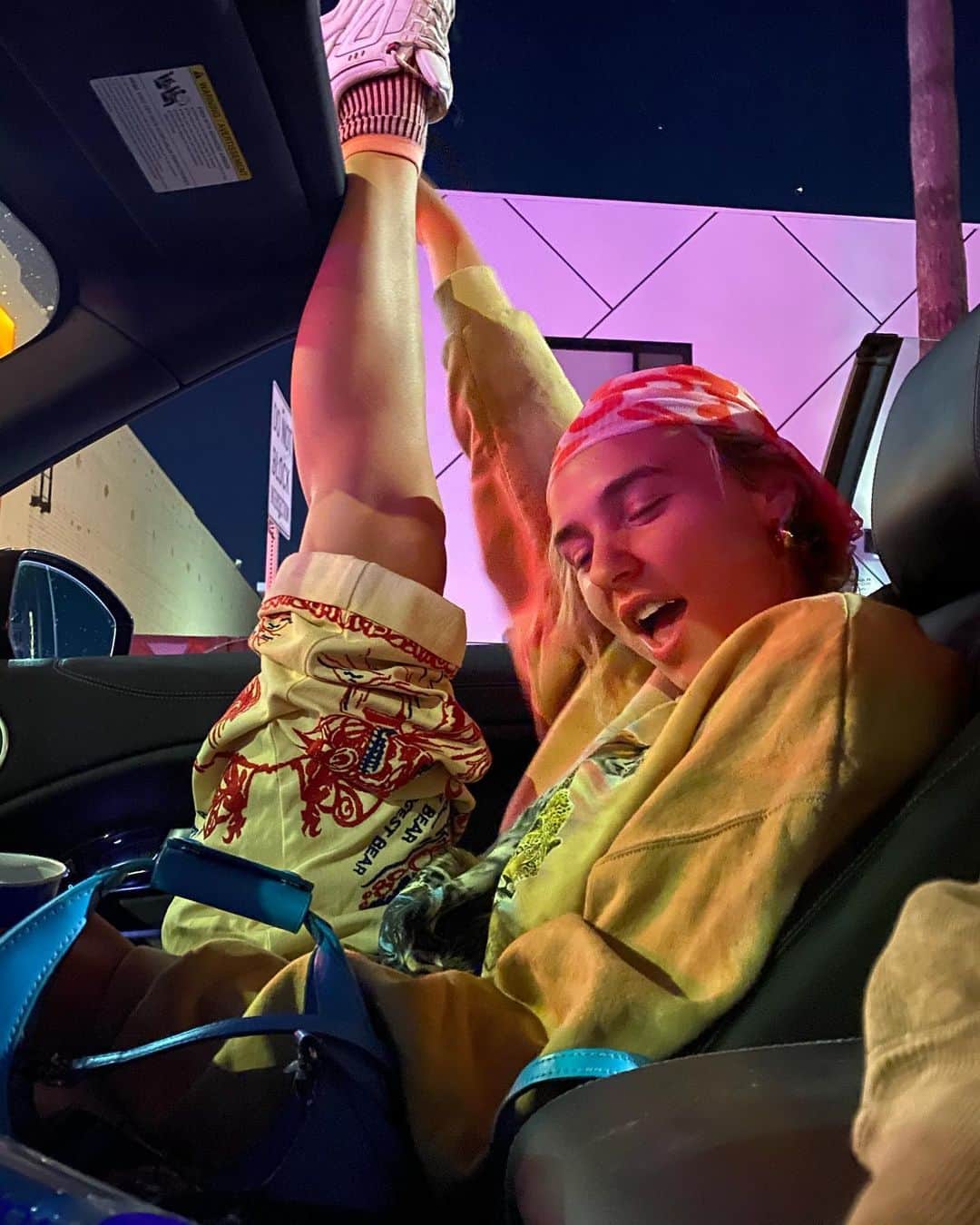 マティー・ノイズのインスタグラム：「right after i got my rose gold vampire fangs they fell in the dirt and got ran over but i still have a few photos ✨🥺」