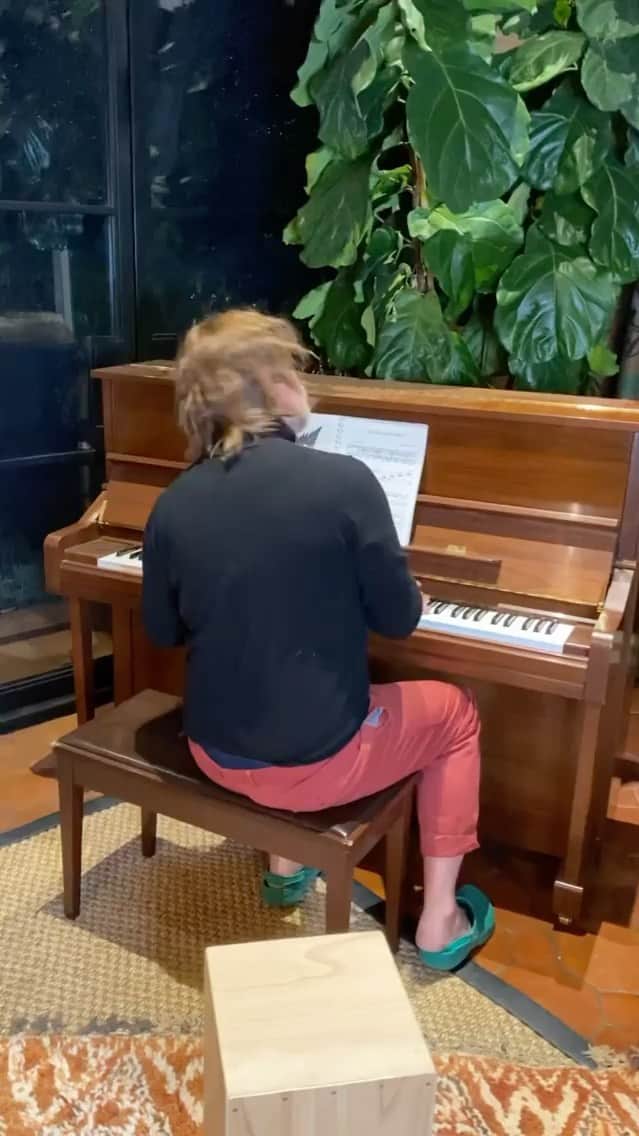 レイン・ウィルソンのインスタグラム：「I would love you all to get to know and follow my friend and alter-ego @TerryCarnation He has a very important message for you  Repost from @terrycarnation • A very special video hello and “foot-rub” from yours truly. Thanks Fyodors for the creamy dogs! (Please no foot fetishists. All video rights belong to Ter-Car Productions, LLC.)  #creamydogs #slipperyseals #NoFootFetishists」
