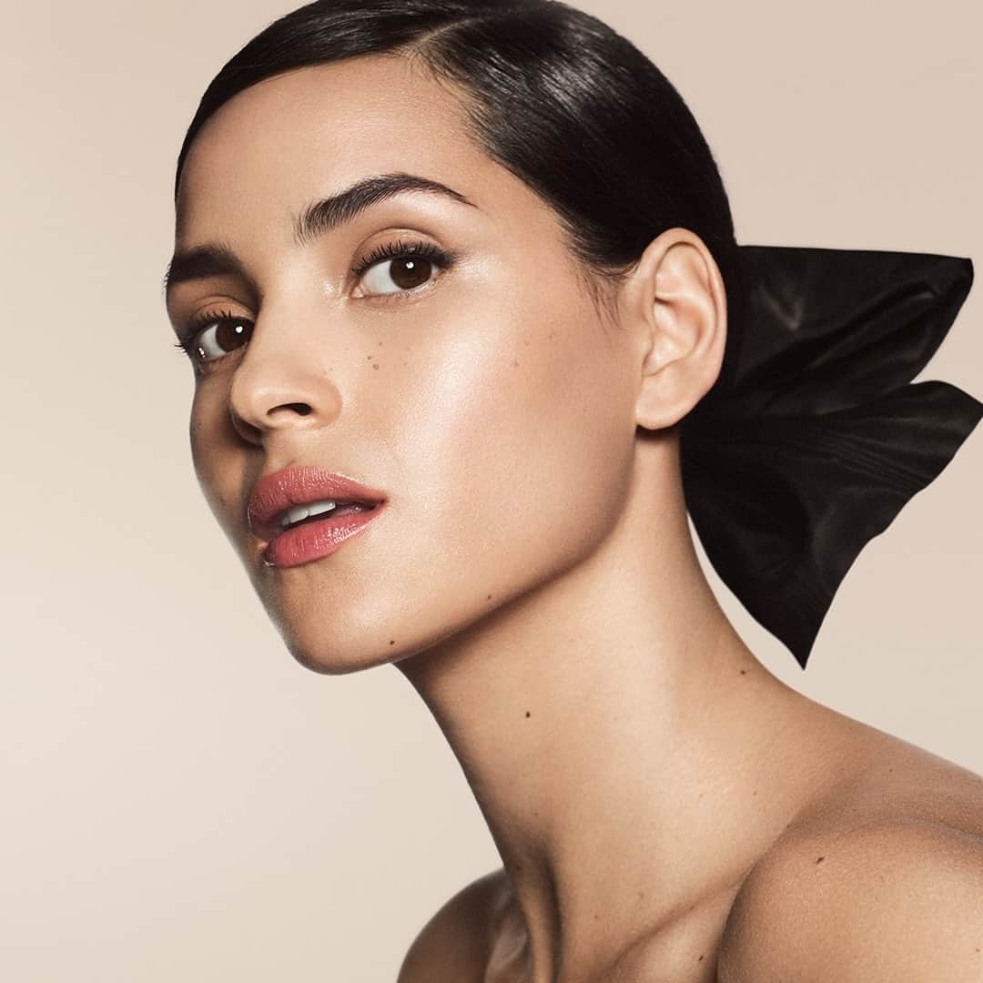 Armani Beautyさんのインスタグラム写真 - (Armani BeautyInstagram)「Professional result, ultimate comfort. @AdriaArjona brings her natural beauty into the limelight with LUMINOUS SILK FOUNDATION in shade 5.75.   Recreate Adria Arjona's radiant beauty look: - LUMINOUS SILK FOUNDATION in shade 5.75 - LUMINOUS SILK CONCEALER in shade 5.75 - LUMINOUS SILK GLOW FUSION POWDER in shade 4 - EYES TO KILL STELLAR in shade 2 "Halo" - SMOOTH SILK EYE PENCIL in shade 12  - HIGH PRECISION BROW PENCIL in shade 1 - ECCENTRICO MASCARA in shade 1  Credits: @davidsimsofficial  #Armanibeauty #LuminousSilk #AdriaArjona #foundation」1月16日 3時59分 - armanibeauty