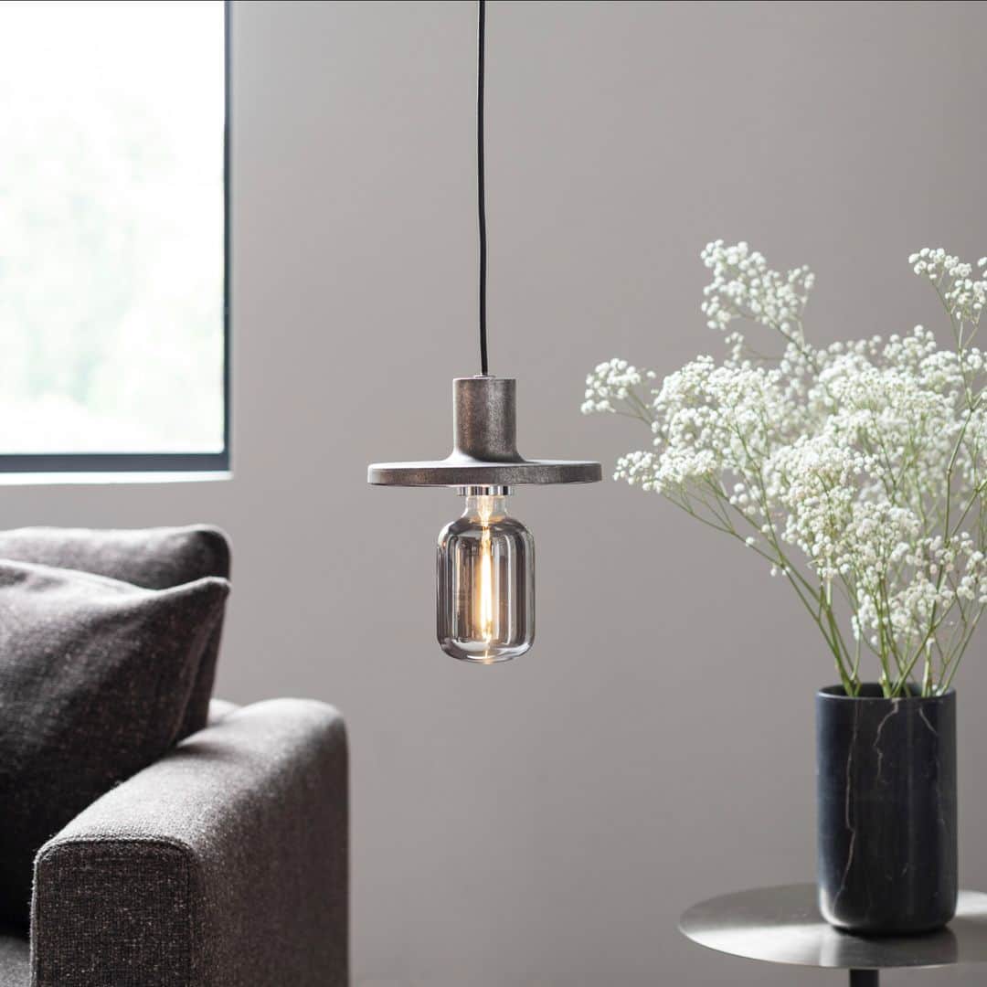 ZUIVERさんのインスタグラム写真 - (ZUIVERInstagram)「Skye pendant lamp and our LED bulb Hazy make a fine looking pair! The bulb complementing the lamp 🤩」1月16日 4時00分 - zuiver_