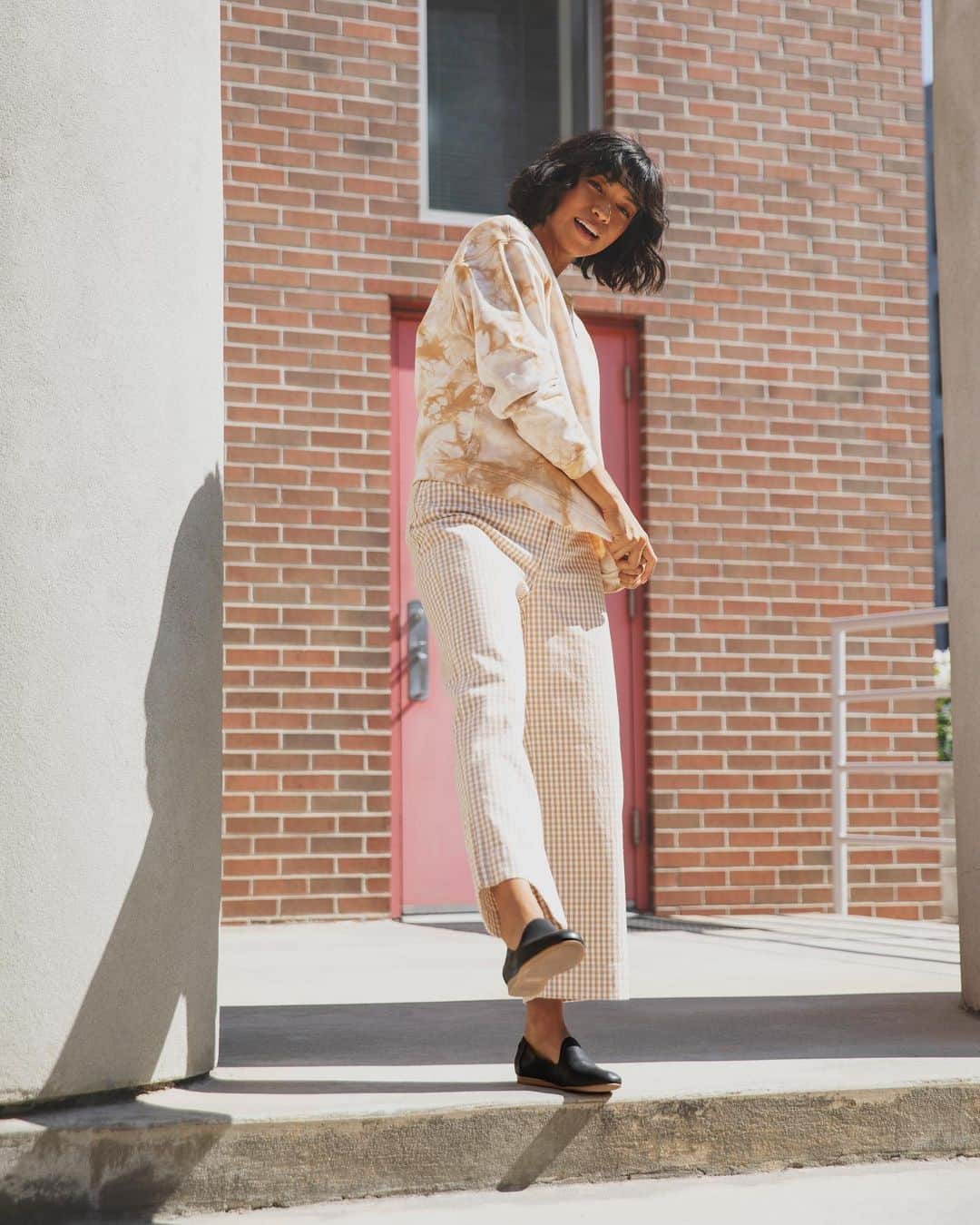 トムズシューズのインスタグラム：「Friday vibes in the Darcy Flat. Get into it and feel good about it —  every purchase supports the causes you care about.」