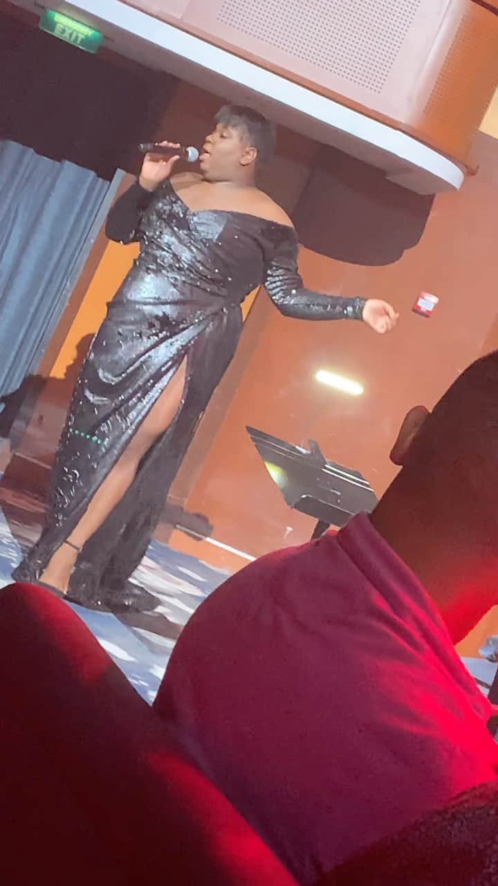 アレックス・ニューウェルのインスタグラム：「All I wanna do is show a WHOLE legg and sing  while people watch me!!!!」