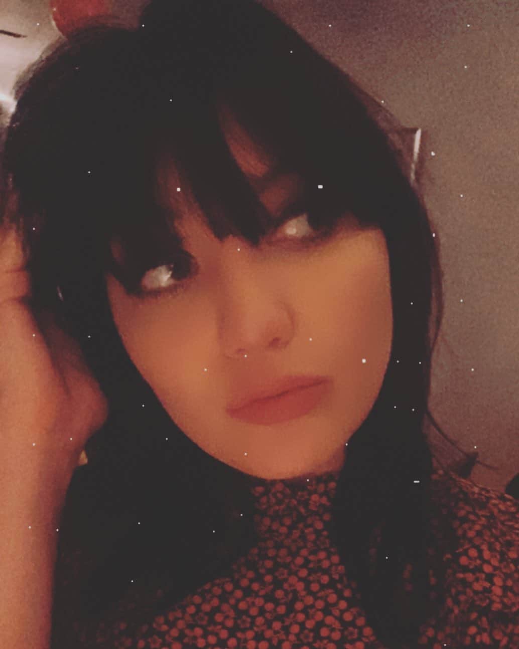 デイジー・ロウのインスタグラム：「Happy Friday Everyone!!! I’m just cooking up a storm, actually putting on makeup and a nice dress (I love this @shopdoen printed mini) & now I’m playing around with Instagram filters! How are you all doing?? Sending you all a massive cuddle, loads of love & I hope where ever you are, you get to have little boogie tonight xxx」