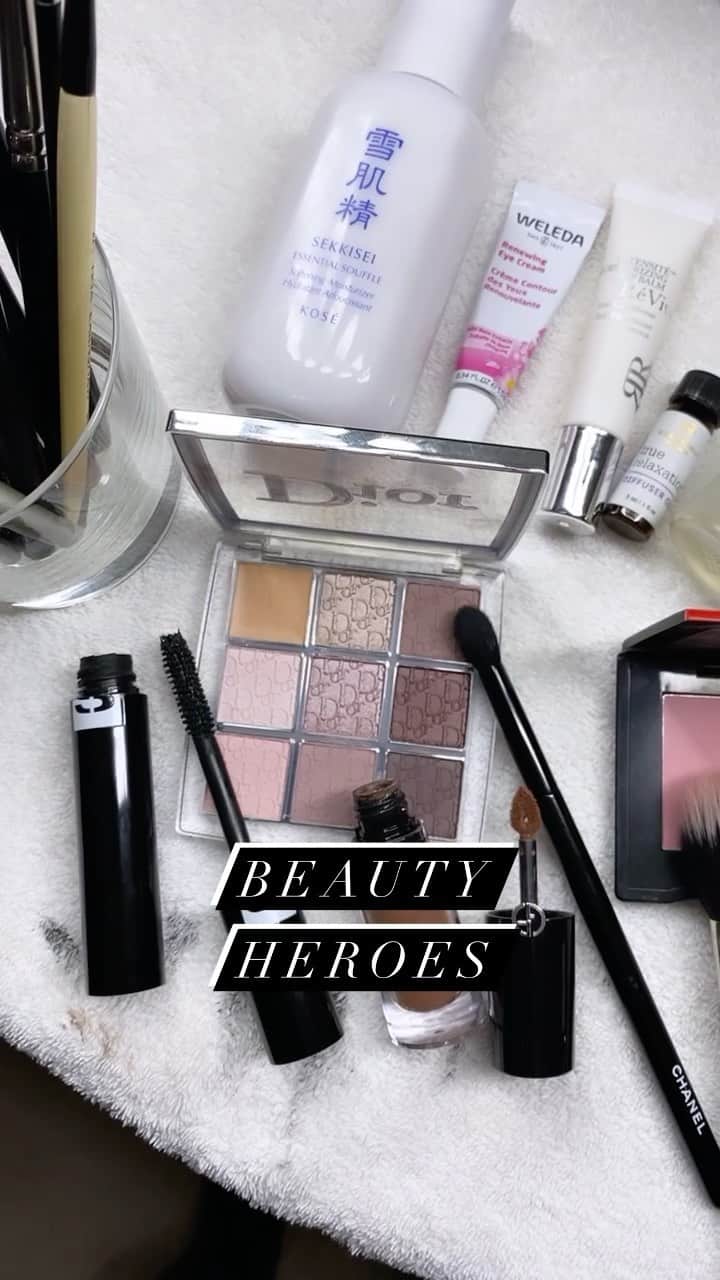 JO BAKERのインスタグラム：「K I T • S H R I N K 🇬🇧 Covid has effected how I prep my kits. Firstly each client has their own individual kit which stay closed, clean and sanitary between each use. Personal mascaras, and lip balms and anything used is exclusively kept for each individual and them only!! Ive created new small travel kits with less product so what I pack has to be brilliant... this week these are some of my hero’s !! #Skincare @sekkisei.us #essentialsouffle #renewingeyecream @weleda_usa @reviveskincare moisturizing lip balm @hopegillerman (for our mood) +  @epicuren #enzymemist  #makeup @diormakeup #diorbackstage 002 cool palette @sisleyparisofficial #sovolume #mascara @armanibeauty #lidtint  @shiseido blush in #aurapink #004 ....reliable, durable, gorgeous products have never been more essential!! These are this weeks favs from my time in London! #🇬🇧 #jobakermakeupartist #makeupartist #makeupkit #makeupjunkie #makeupaddict #makeuplover #skincaretips #makeupmusthaves #approved」
