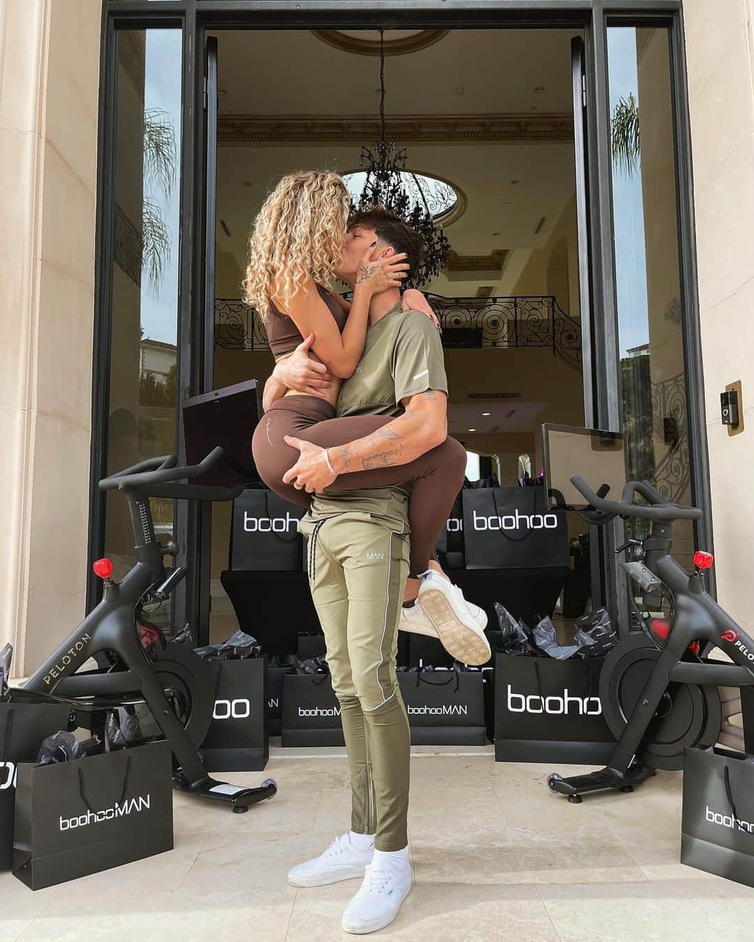 チャーリー・ジョーダンのインスタグラム：「WANT TO WIN THE ULTIMATE FITNESS GIVEAWAY  All you need to do is:  - Like this post  - Make sure you’re following everyone tagged: @boohoomanofficial, @boohoo, @charlyjordan and @taylerholder  - tag your workout partner below    To help you get your fitness goals started in the best way, we’ve teamed up with @boohoomanofficial and @boohoo to give away:  2x Peloton bikes  2x $500 boohoo vouchers to spend on the active collection  2x $500 cash to spend on a personal trainer  2x Apple watches  2x pairs of Apple AirPod Pros    You must complete all steps to be entered into the giveaway. Competition ends 1/17 at 11.59 PST. Winner will be announced via boohoo stories & caption. T&C’s apply: http://bit.ly/3oL7ZRR       *this giveaway is not in any way an affiliation of any brands that are included or with Instagram. Winner will be picked at random.」