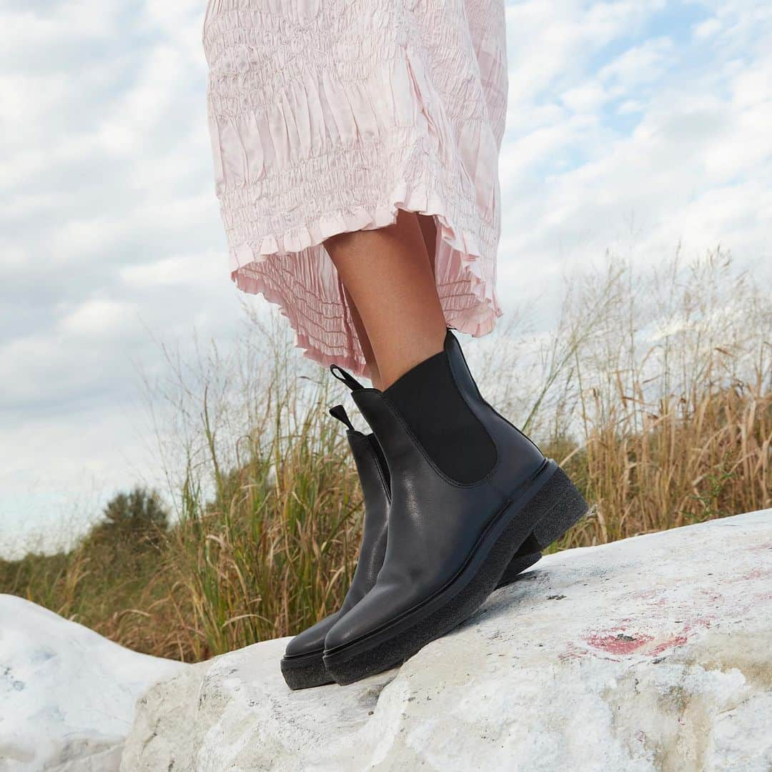 レフラーランドールのインスタグラム：「Our Raquel pull-on boots are on repeat all winter long 💖」