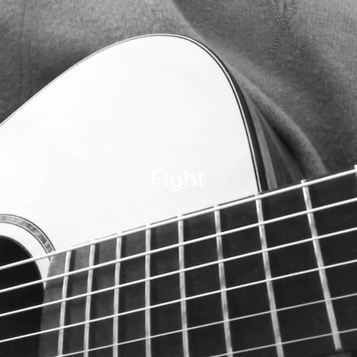 のインスタグラム：「よく励まされてた曲です、でも頑張りすぎないでくださいね、、！ #1日1カバー #カバー #ギター #弾き語り #カバー #fight #yui #シンガーソングライター #由薫 #songcover #singing #頑張れ」