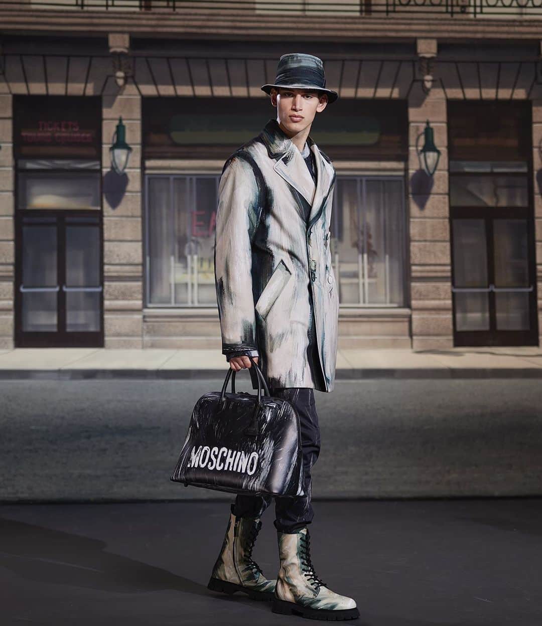 ジェレミー・スコットのインスタグラム：「PRETTY BOY FLOYD STRIKES AGAIN ! 🏦💰 💼 @thereal_chopchop IN @moschino FALL WINTER 21 📸 @marcus_mam」