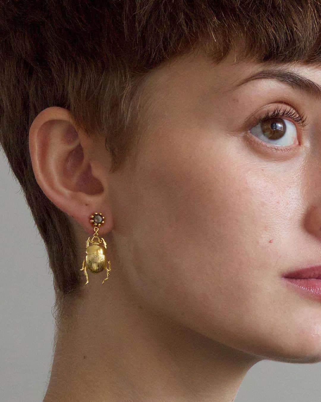 アレックスモンローさんのインスタグラム写真 - (アレックスモンローInstagram)「#DressUpFridays are back!✨ Our Dor Beetle Earrings, set with striking smoky quartz studs, are the perfect compliment to your favourite loungewear!🐞 💁 Product link in shot 🔗 What are your favourite statement Alex Monroe earrings? ✨⠀ ⠀ #AlexMonroe #HandmadeinEngland #InspiredbyNature #EthicallyMade #Handmade #BeetleEarrings #SustainableFashion #StatementEarrings #SterlingSilver」1月16日 4時35分 - alexmonroejewellery