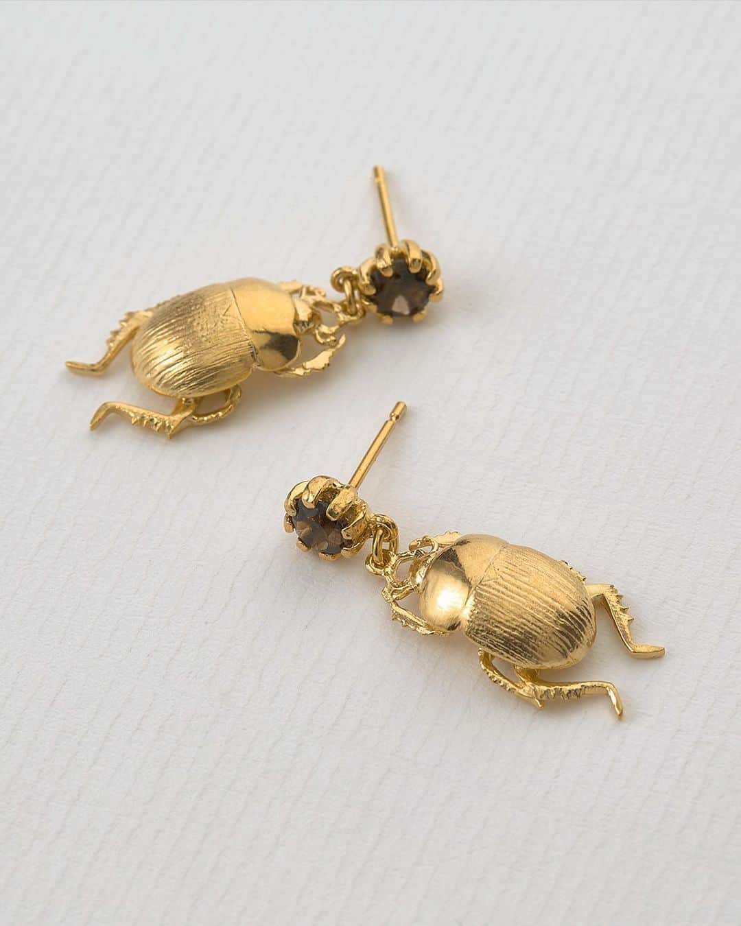 アレックスモンローさんのインスタグラム写真 - (アレックスモンローInstagram)「#DressUpFridays are back!✨ Our Dor Beetle Earrings, set with striking smoky quartz studs, are the perfect compliment to your favourite loungewear!🐞 💁 Product link in shot 🔗 What are your favourite statement Alex Monroe earrings? ✨⠀ ⠀ #AlexMonroe #HandmadeinEngland #InspiredbyNature #EthicallyMade #Handmade #BeetleEarrings #SustainableFashion #StatementEarrings #SterlingSilver」1月16日 4時35分 - alexmonroejewellery