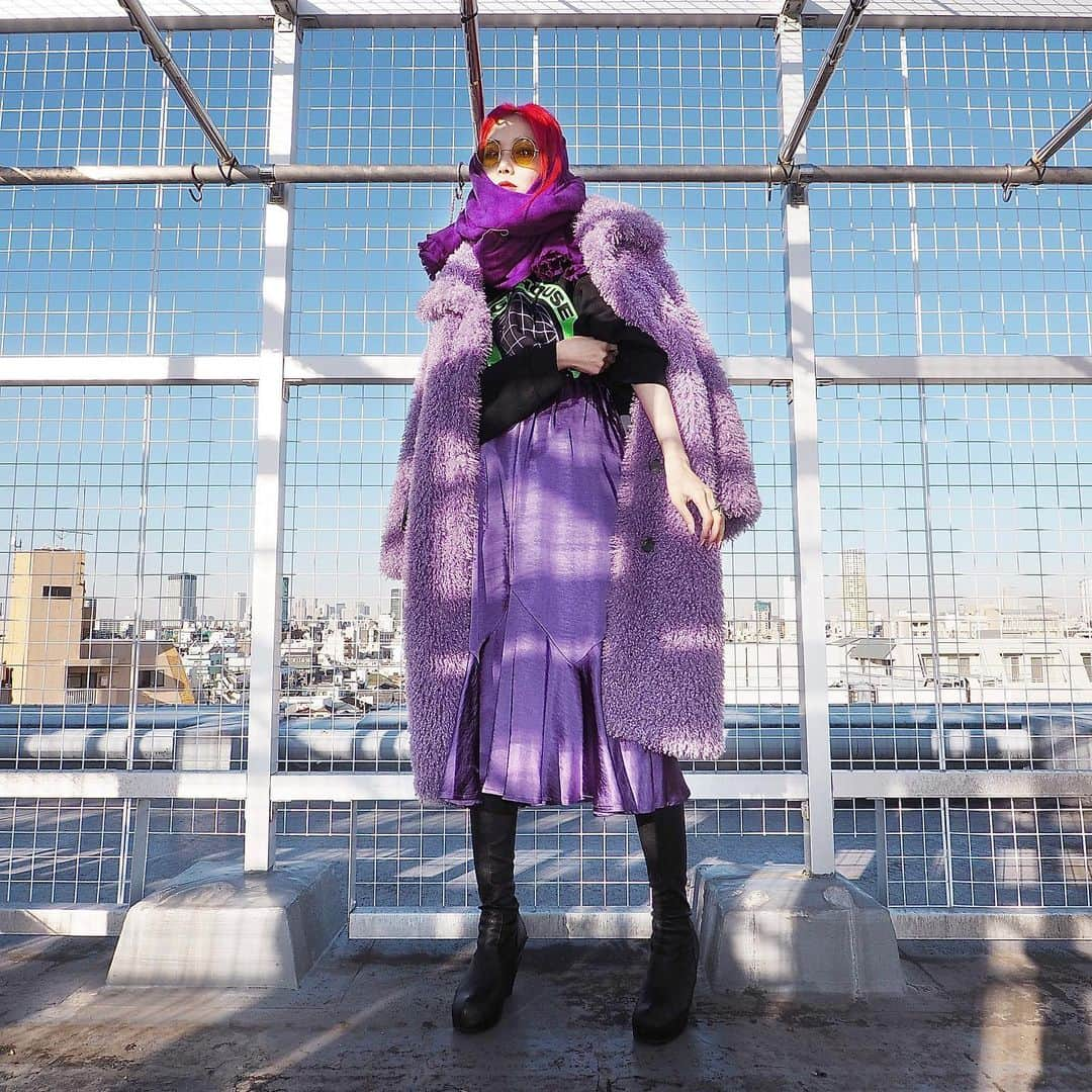 si ouxさんのインスタグラム写真 - (si ouxInstagram)「初号機コーデ﻿💜💚💛🖤 ﻿ #きょうの太陽浴﻿ ﻿ coat #wcj ﻿ hoodie #edgehouse x #fullbk ﻿ skirt #wcj ﻿ scarf #muze_tokyo﻿ shoes #rickowens ﻿ ﻿ ﻿ ﻿ ﻿ #evangelion #エヴァンゲリオン #初号機 #初号機カラー﻿ #selfportrait #自撮り #セルフポートレート #olympus #epl7 #olympuspen #olympusepl7 #mzuikodigitaled9_18mm #selfie #selfies #redhair #redhaircolor #redhaired #赤髪 #レッドヘアー」1月15日 19時43分 - si_oux