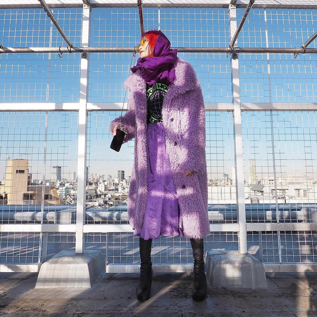 si ouxさんのインスタグラム写真 - (si ouxInstagram)「初号機コーデ﻿💜💚💛🖤 ﻿ #きょうの太陽浴﻿ ﻿ coat #wcj ﻿ hoodie #edgehouse x #fullbk ﻿ skirt #wcj ﻿ scarf #muze_tokyo﻿ shoes #rickowens ﻿ ﻿ ﻿ ﻿ ﻿ #evangelion #エヴァンゲリオン #初号機 #初号機カラー﻿ #selfportrait #自撮り #セルフポートレート #olympus #epl7 #olympuspen #olympusepl7 #mzuikodigitaled9_18mm #selfie #selfies #redhair #redhaircolor #redhaired #赤髪 #レッドヘアー」1月15日 19時43分 - si_oux