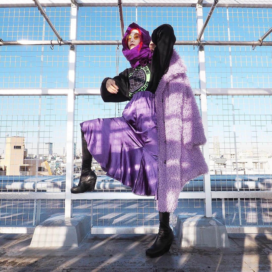 si ouxのインスタグラム：「初号機コーデ﻿💜💚💛🖤 ﻿ #きょうの太陽浴﻿ ﻿ coat #wcj ﻿ hoodie #edgehouse x #fullbk ﻿ skirt #wcj ﻿ scarf #muze_tokyo﻿ shoes #rickowens ﻿ ﻿ ﻿ ﻿ ﻿ #evangelion #エヴァンゲリオン #初号機 #初号機カラー﻿ #selfportrait #自撮り #セルフポートレート #olympus #epl7 #olympuspen #olympusepl7 #mzuikodigitaled9_18mm #selfie #selfies #redhair #redhaircolor #redhaired #赤髪 #レッドヘアー」