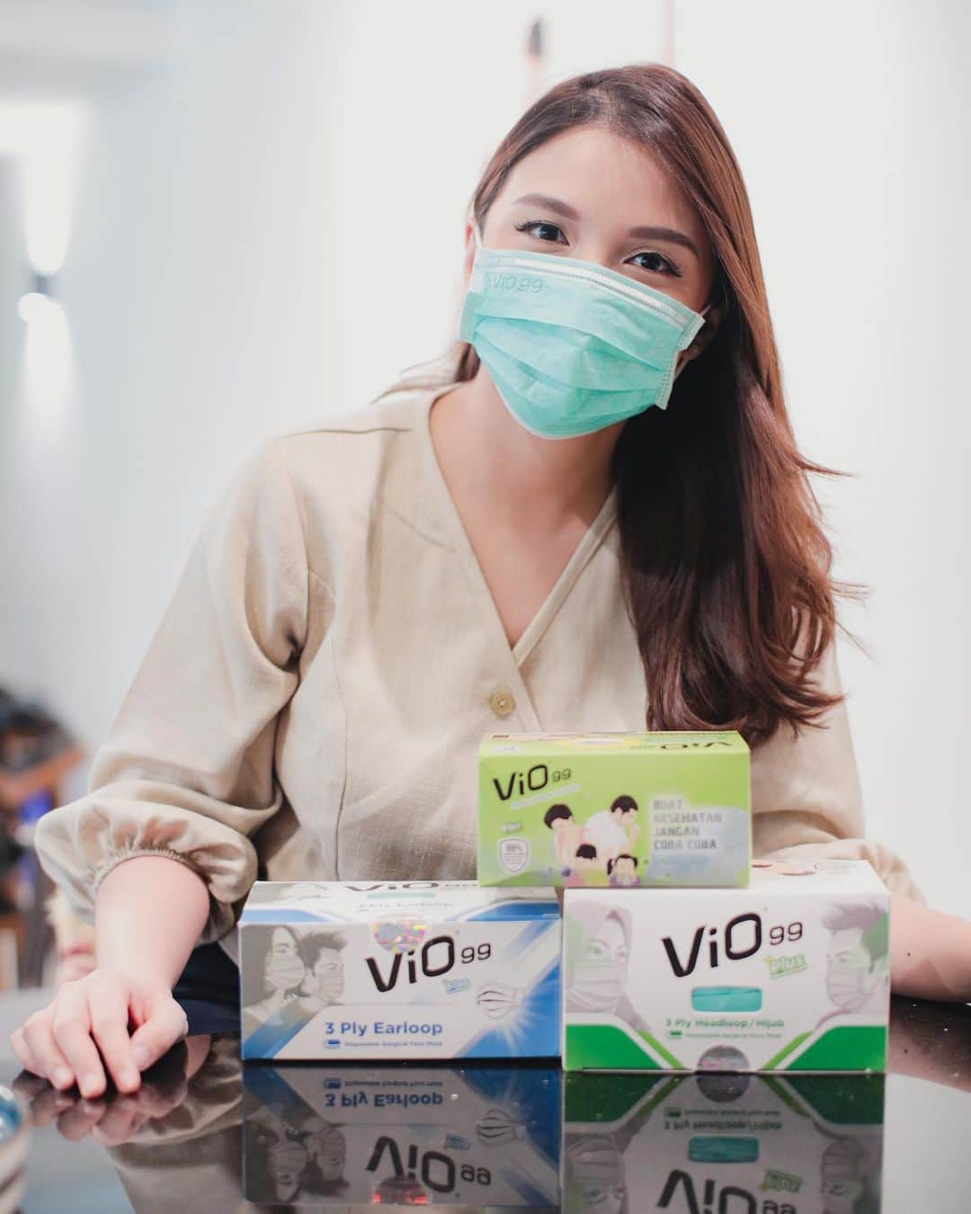 チェルシー・オリビアのインスタグラム：「Stay safe and healthy 💕 Memasuki Era New Normal di saat Pandemi Masker Vio99 adalah Kebutuhan Utama New Normal Kit . Masker Vio99 dari @medishop.hc sangat direkomendasikan karna memiliki spesifikasi 3 Ply Disposable Surgical Face Mask yang Filterasinya 99% (Tested by Nelson Lab USA). Mampu menyaring Partikel Mikro sampai 0,1 µmv meskipun Filterasi nya 99% masker Vio99 juga sangat nyaman untuk bernafas ketika dipakai (sertifikat SGS) . Ada 2 Jenis Masker Vio99 Earloop & Headloop (Hijab) dan Semua Box Masker nya Dilengkapi dengan Segel Hologram yang menjamin Keaslian dan Higienis  . Vio99 adalah Masker Medis yang Stylish dan Fashionable dengan berbagai pilihan Warna (Pink, Blue, Grey, Green, White dan juga Motif) 💕 . . . Handled by @iconic_sister」