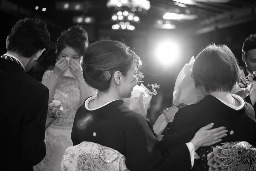 小林樓《新潟県見附市：結婚式場》のインスタグラム：「嬉しさと、ちょっとの寂しさを感じながら、「おめでとう」  #小林樓#結婚式#新潟結婚式#wedding#ウェディング#和モダン#結婚式レポ#大人女子#大人可愛い#大人婚#可愛い#日本庭園#JapaneseGarden#和婚#白無垢#色打掛#新潟県#新潟#見附市#見附#和婚をもっと盛り上げたい#新潟プレ花嫁#新潟卒花嫁#新潟花嫁#ウェディングフォト#プレ花嫁#ブライダルフェア#2021」