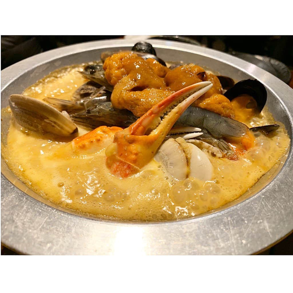 七瀬遥のインスタグラム：「寒い日に食べるお鍋は最高だね☺️✨ うに黄金鍋🍲 昔は雲丹とイクラは食べれなかったんだよね🤭 でも、今は雲丹が大好物😋❤️ 美味しすぎて幸せ😆💖 　  #うに黄金鍋#ウニ#雲丹#濃厚#大好物#美味しい#至福#delicious#fun#good#friend#happy#love#happiness#good#smile#tokyo#japan」