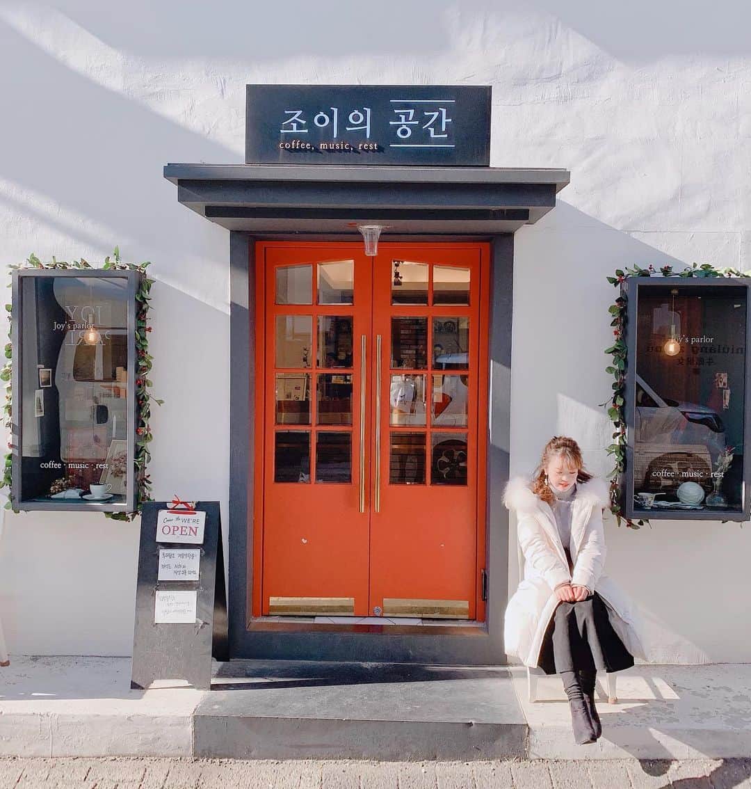 空山菜摘さんのインスタグラム写真 - (空山菜摘Instagram)「♡ 2年前に梨泰院のカフェ行った時の📸 . いつも韓国行ってもほぼカフェ巡りしてないけど この時たまたま行きたかったカフェ行くために 梨泰院散策してた😎💕 . . 愛の不時着の影響で、最近は韓国好きとか関係なく 韓ドラ見てる人が増えてるから✨ おすすめとか載せたらみんな見てくれたり 盛り上がりトークできて嬉しい😂❤️ 今は家で過ごすことも多いと思うし こっちでもおすすめドラマ載せとこうと思って 過去の韓国アカウントの投稿を続きに載せたよ🎶 . 韓ドラほとんど見てない人でも面白い って思えそうな王道をメインで集めてます〜🙆‍♀️ . . ✔️NETFLIXで見るなら？ いつもストーリーで荒ぶってる「被告人」は 男女年齢関係なくおすすめ❣️勝手に宣伝大使 してるくらい、先が読めへんくて大好き🤤 2月から配信される相続者たちは、花男みたいに 伝説的な学園系ドラマ！フォロワーさんも 一番好きって言ってる人が多かったし 恋愛ものが好きな人は絶対見るべし😍 . 私はフォロワーさんに教えてもらって 「RUNON」にどハマりしてる🤤 韓国と同時配信なうの最新作✨ . . ✔️UNEXTで見るなら？ 今は入ってないから最新ので何があるか 分からへんけど、Netflixに入ってない 「麗」「W」が入ってるから、この2つは めっちゃくちゃおすすめ😭💖 麗は切なすぎて、Wは漫画の世界に入っていく っていう新しい展開でどっちも面白いよ🌈 . . . . . #梨泰院 #梨泰院カフェ #韓国ドラマ #韓流ドラマ #韓ドラ #韓国好きな人と繋がりたい #韓国俳優 #韓国ドラマ好きな人と繋がりたい #被告人 #愛の不時着 #梨泰院クラス #ザキング #1パーセントの奇跡 #スカイキャッスル #知ってるワイフ #相続者たち #サイコだけど大丈夫 #パクソジュン #イミンホ #チソン #チャンウク #ヒョンビン #sorasis_other」1月15日 19時40分 - natsumi_sorayama