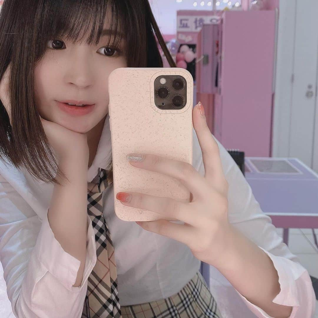 藤本有紀美のインスタグラム：「iPhoneケースを  #CASETiFYCONSCiOUS  に新しくしたよ📱  100％堆肥・生分解性可能なコンポスタブルでエコフレンドリーな竹由来の素材を使っていて地球環境に配慮したケースだよ🌏  @CASETiFY  のケース iPhoneを衝撃とかからちゃんと守ってくれる＆デザインがかわいいから好き🧚‍♀️ そしてエコなのがいいね👍  今回もカスタマイズでケースの下のほうに小さくykmっていれてもらった🤍  @CASETiFY_jp #CASETiFYCONSCiOUS」