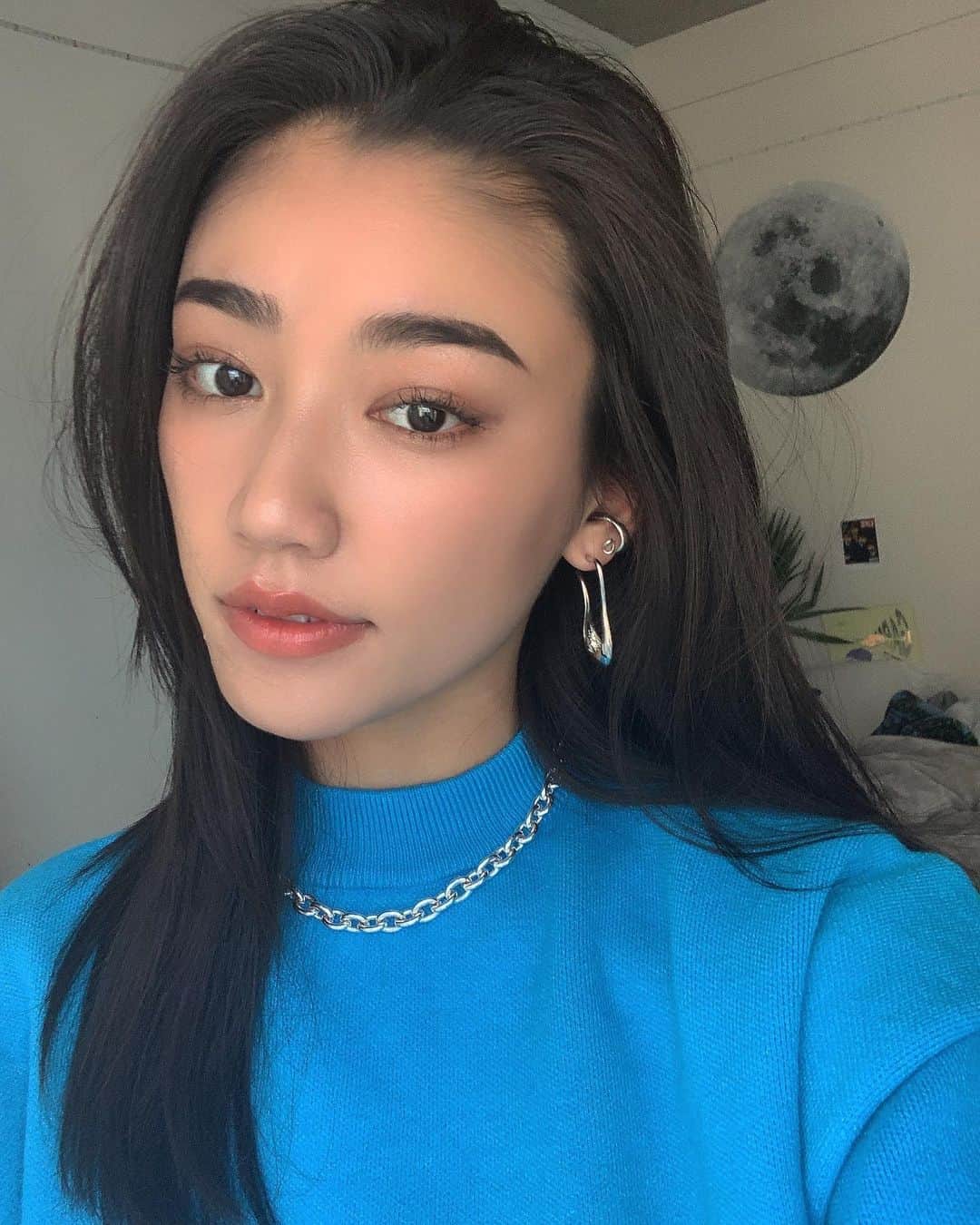 松本優のインスタグラム：「. . かわいいネイルと可愛いニット💙 冬やけど明るい色のお洋服着るとテンション上がるううう 🔥✨ . .  #キラキラネイル　は @asammybynesnail  @nail__yk08  お二人にしてもらいました🤍🤍🤍 . . #bluecode#make#nail#ネイル#yunail💅🏾」