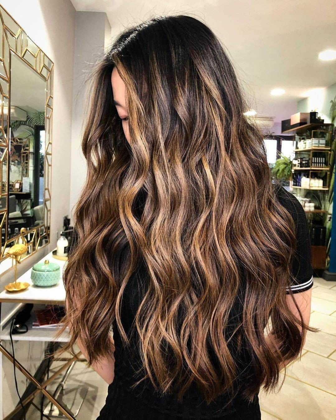 ghd hairさんのインスタグラム写真 - (ghd hairInstagram)「Dreaming of a mane makeover in 2021? 💁‍♀️ Save all the hair inspo, ready for when you are reunited with your hairdresser. 🥰✨ @konstantinos_hair   #ghd #ghdhairpro #hairgoals #caramelwaves #brunette #haristyling #hairgoals #hairenvy」1月15日 19時45分 - ghdhair