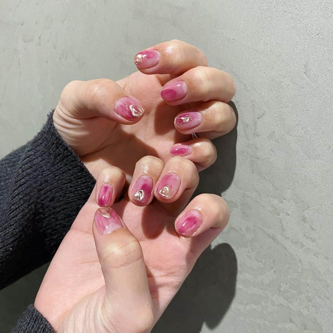 姫野れみのインスタグラム：「new🦩🤍 絶妙な🍇カラー大好き！ 出かけられなくても 手元が可愛いと気分あがります♪  #nail #gel #gelnail #nailart #naildesign #nuance #nuancenail #ネイル #ジェルネイル #ジェル #冬ネイル #ネイルデザイン #ミラーネイル #ぶどうカラー #ネイルアート #アクセサリーネイル #ニュアンスネイル」