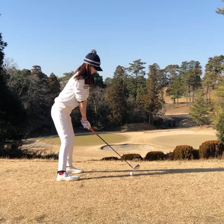 乙幡紗紀のインスタグラム：「・ いい感じに打てた8i 最後フラフラ😅😅 クラブは @romaro_japan です🏌️‍♀️ #ゴルフ#ゴルフ女子 #ゴルフスイング  #ロマロ#ロマロゴルフ  #golf #golfstagram #golfswing  #romaro #romarogolf」