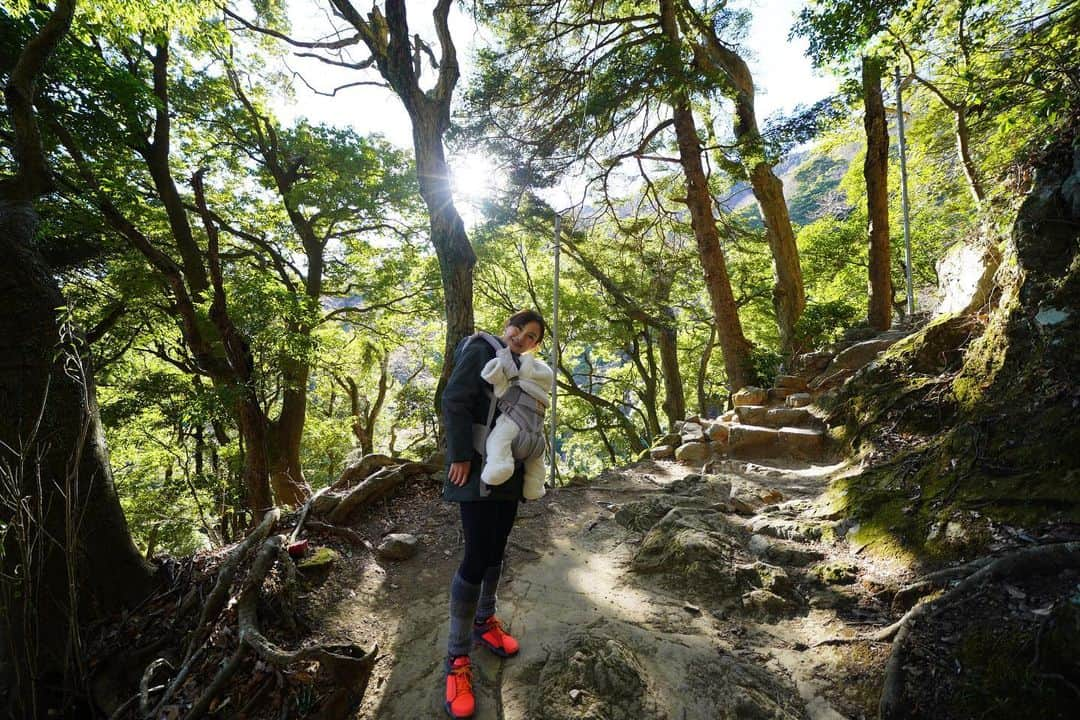 湯田友美さんのインスタグラム写真 - (湯田友美Instagram)「初詣⛩🐻‍❄️ I climbed Mt.Oyama with a 6.2-kg baby for the first shrine visit of the new year🐻‍❄️🤍 ・ 今年も初詣は #大山阿夫利神社 へ⛩ 昨年は妊婦ながら山頂まで行ったなぁ😁今年は、山の中腹の阿夫利神社まで息子抱えて！前抱っこ、階段登りにくかった。笑 絶対転けないように、慎重に！ いいトレーニング。笑 ・ ロープーウェイもあるので、わんこ連れ、子連れも行けますよ😊 ・ ・ #5monthsold #hikingwithbaby #大山登山 #大山カフェ#ハイキング #産後トレーニング #産後5ヶ月 #5ヶ月ベビー #6kg #抱っこ紐 #エルゴオムニ360」1月15日 19時48分 - yudatomomi