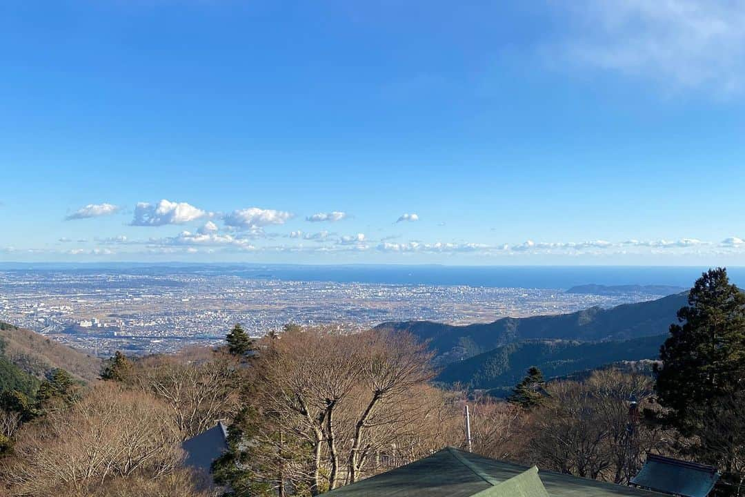 湯田友美さんのインスタグラム写真 - (湯田友美Instagram)「初詣⛩🐻‍❄️ I climbed Mt.Oyama with a 6.2-kg baby for the first shrine visit of the new year🐻‍❄️🤍 ・ 今年も初詣は #大山阿夫利神社 へ⛩ 昨年は妊婦ながら山頂まで行ったなぁ😁今年は、山の中腹の阿夫利神社まで息子抱えて！前抱っこ、階段登りにくかった。笑 絶対転けないように、慎重に！ いいトレーニング。笑 ・ ロープーウェイもあるので、わんこ連れ、子連れも行けますよ😊 ・ ・ #5monthsold #hikingwithbaby #大山登山 #大山カフェ#ハイキング #産後トレーニング #産後5ヶ月 #5ヶ月ベビー #6kg #抱っこ紐 #エルゴオムニ360」1月15日 19時48分 - yudatomomi