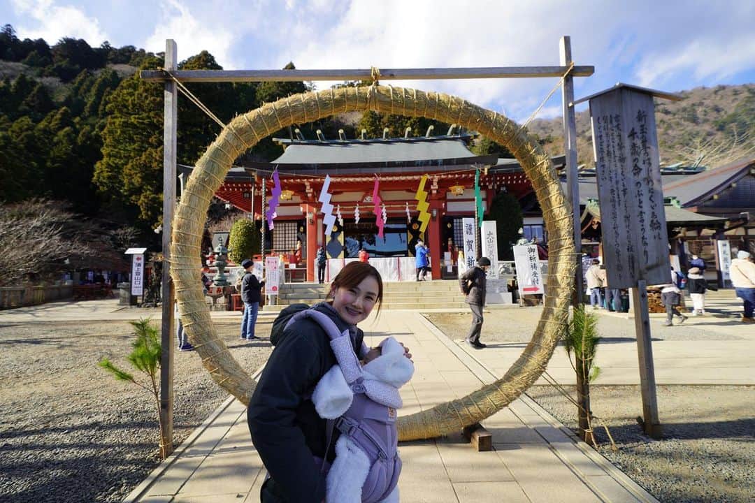 湯田友美さんのインスタグラム写真 - (湯田友美Instagram)「初詣⛩🐻‍❄️ I climbed Mt.Oyama with a 6.2-kg baby for the first shrine visit of the new year🐻‍❄️🤍 ・ 今年も初詣は #大山阿夫利神社 へ⛩ 昨年は妊婦ながら山頂まで行ったなぁ😁今年は、山の中腹の阿夫利神社まで息子抱えて！前抱っこ、階段登りにくかった。笑 絶対転けないように、慎重に！ いいトレーニング。笑 ・ ロープーウェイもあるので、わんこ連れ、子連れも行けますよ😊 ・ ・ #5monthsold #hikingwithbaby #大山登山 #大山カフェ#ハイキング #産後トレーニング #産後5ヶ月 #5ヶ月ベビー #6kg #抱っこ紐 #エルゴオムニ360」1月15日 19時48分 - yudatomomi
