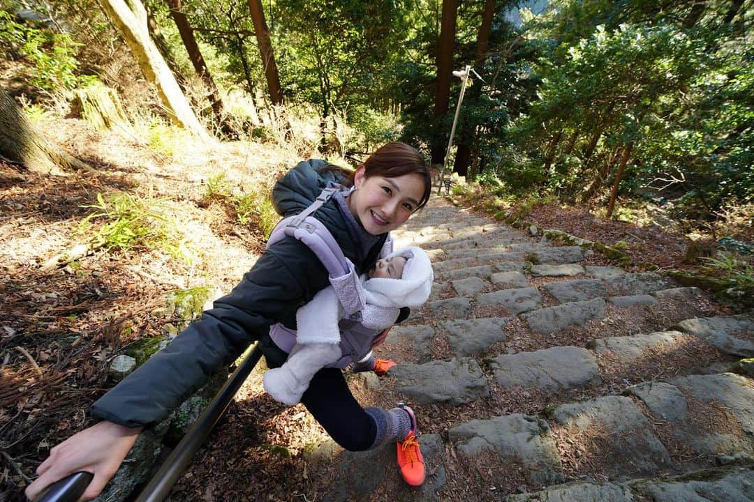 湯田友美のインスタグラム：「初詣⛩🐻‍❄️ I climbed Mt.Oyama with a 6.2-kg baby for the first shrine visit of the new year🐻‍❄️🤍 ・ 今年も初詣は #大山阿夫利神社 へ⛩ 昨年は妊婦ながら山頂まで行ったなぁ😁今年は、山の中腹の阿夫利神社まで息子抱えて！前抱っこ、階段登りにくかった。笑 絶対転けないように、慎重に！ いいトレーニング。笑 ・ ロープーウェイもあるので、わんこ連れ、子連れも行けますよ😊 ・ ・ #5monthsold #hikingwithbaby #大山登山 #大山カフェ#ハイキング #産後トレーニング #産後5ヶ月 #5ヶ月ベビー #6kg #抱っこ紐 #エルゴオムニ360」