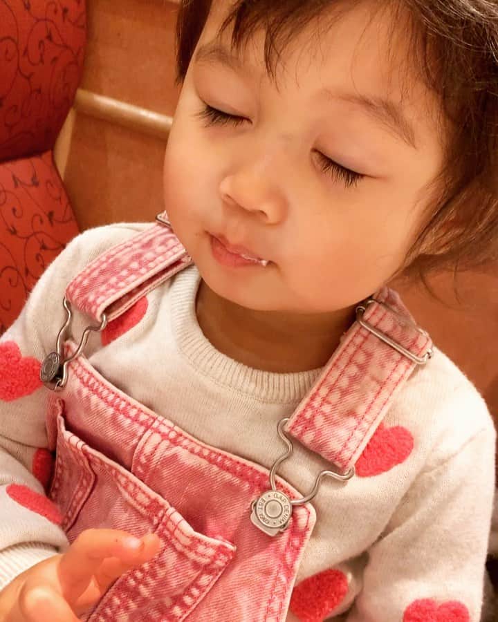 HARUKA MUTOのインスタグラム：「美味しい時は食べた後に目をつむって味わうヒマ😂❤️❤️❤️ 幸せ顔😋この日は特別にケーキをママと半分こ🍰😛  そして最後は決まって"見せて〜☺️"と動画チェック🤣  どんどん成長してく。 子供の成長は見てて楽しいし嬉しいなぁ〜🌻🌻  @nikonikohimari  #lovemyfamily #babyhimari #babygirl #babyfashion #babyphotography #instababy #親バカ部 #赤ちゃんのいる生活 #子供ファッション」
