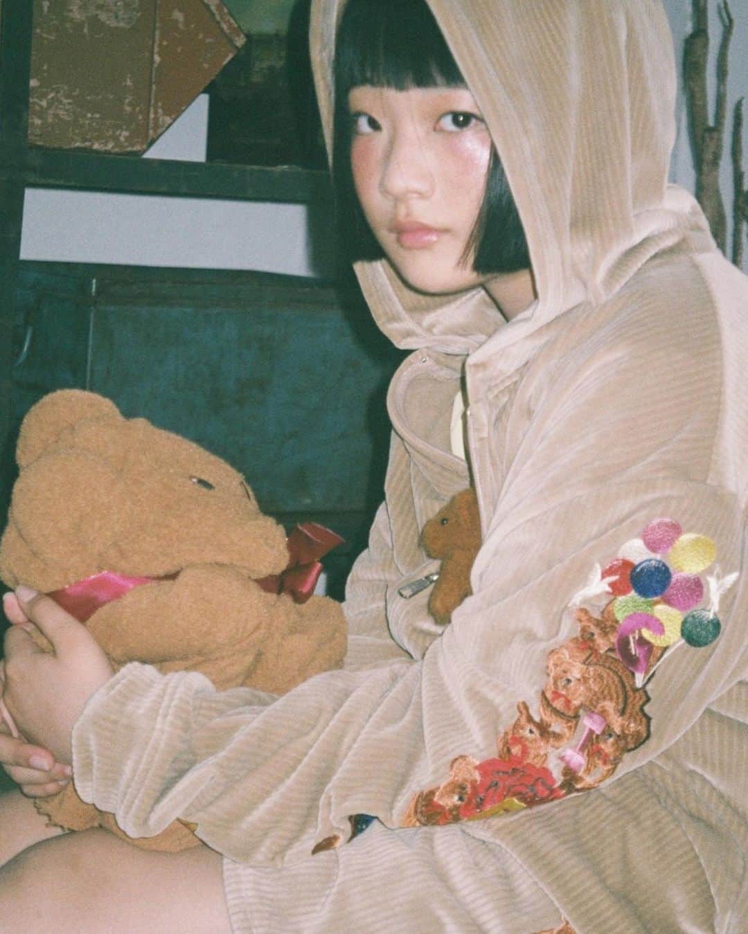 LOVELESS/GUILD PRIME 公式アカウントのインスタグラム：「. 『 doublet 』  @__doublet__ doublet 21ss 1.16sat 1st delivery release  多くのファンに支持され今なお進化するブランド「doublet/ダブレット」。2021年春夏コレクションはデザイナー井野将之氏が自粛期間に感じたことがアイデア源として作成した約10分のユーモラスに富んだムービー形式で披露された。さらに2020年10月、ムービープレゼンテーションとは対照的に2021年春夏コレクションとアーカイブアイテムを織り交ぜ、ゾンビに扮したモデルを起用してホラーな要素を取り入れたランウェイショーも披露し話題となった。その21SS 1st deliveryがついに1/16(土)待望のリリース。さらに今回は全国のラブレス店舗(青山、心斎橋、京都、天神)とオンラインストア同時の発売スタート。  ※オンラインストアでは1/16(土)11時より発売開始となります。  誕生日、クリスマス、バレンタインにハロウィン。特別な日だけでなく、なんでもない毎日も祝うことができたら。 大好きなあの子へのプレゼント。親切にしてくれた人へのお礼のプレゼント。頑張った自分へのご褒美のプレゼント。 買いに行くこと、渡しに行くこと、反応を想像すること。プレゼントよりも大事な、そこで生まれる喜びの笑顔。その笑顔を見れたら、きっと毎日は特別にできるはず。  幸せな気持ちになるようなムードをプレイフルな数々の洋服に載せたコレクション。  プロフィールURL内NEWSにて発売内容を紹介中。是非ご覧ください。  #loveless  #doublet #newarrivals  #21ss #newseason  #21springsummer  #1stdelivery  #fashion #selectshop #trend﻿ #ラブレス #ダブレット」
