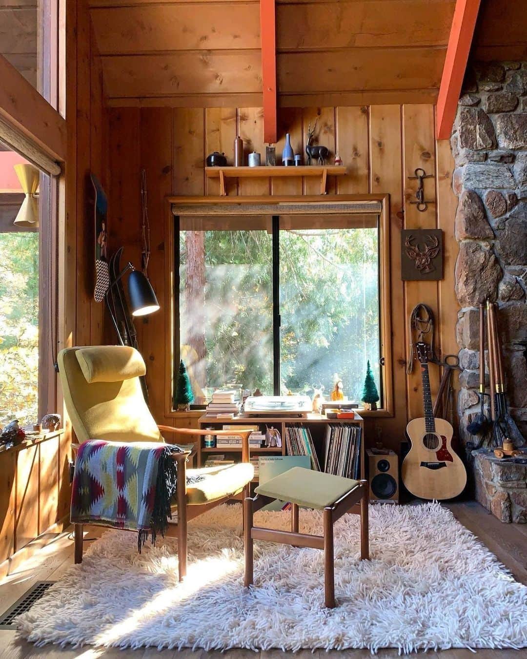 Airbnbのインスタグラム：「Packed with collector-worthy furniture, vintage vinyl, and too many thoughtful touches to list, Superhost Anthony’s midcentury cabin is an unabashed design showcase. But the vibe is relaxed and playful enough to inspire even those who wouldn’t know an original Saarinen Womb Chair if they sat in one.   Link in bio to add to your wish list.   Photo: @idyllhaus」
