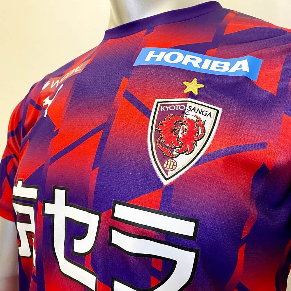 京都サンガF.C.さんのインスタグラム写真 - (京都サンガF.C.Instagram)「【グッズ情報】 「2021ユニフォーム」先行予約受付中💨 先行予約期間中に予約受付していただいた方には、もれなく「サンガオリジナルハンガー」をプレゼント🎁  この機会をお見逃しなく‼️  詳細📲 https://sanga-onlineshop.com/special/2021_uniform/  #2021 #シーズン #NEW #ユニフォーム #RETROGRAPHIC #90年代 #幾何学的 #グラデーショングラフィック #現代風 #アップデート #熱いプレー #レッド #肩 #PUMAライン #躍動感  #先行予約 #特典 #サンガオリジナル #ハンガー #プレゼント #期間限定 #1月15日 〜 #1月31日 #12時まで  #kyoto #sanga #キョウト #サンガ #PUMA #プーマ @pumafootball_jp」1月15日 20時01分 - kyotosanga_official